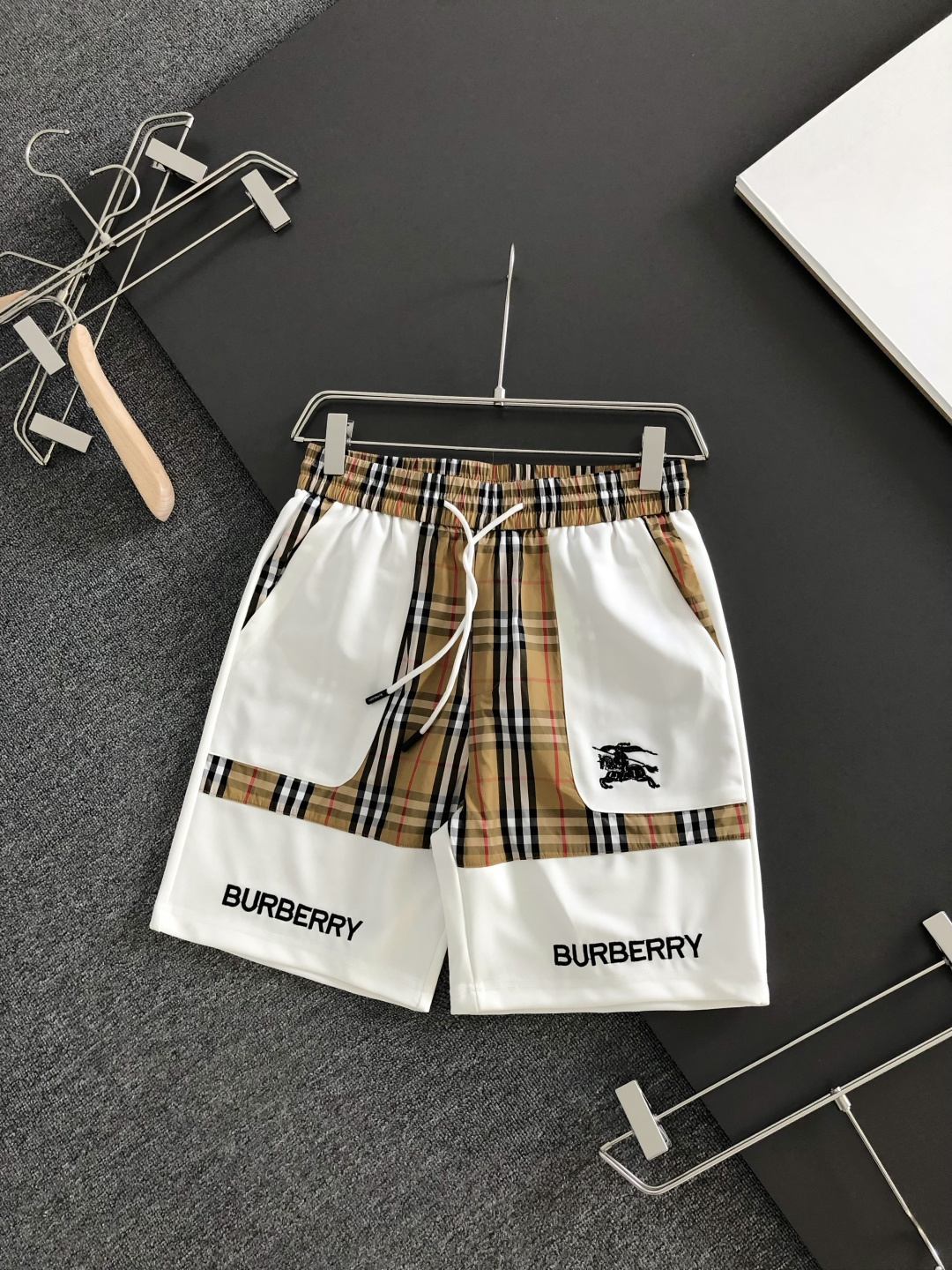 NO:935930,BBR 26SS new summer shorts, made of high-elastic pure cotton fabric, super skin-friendly and comfortable, embellished with classic logos, and hardware details are in place!  The upper body effect is super handsome and versatile!  Code number M-XXXL,,shorts,19860909BBR 26SS夏季新款短裤,采用高弹纯棉面料,超级亲肤舒适,经典logo标识点缀,五金细节到位！上身效果超级帅气百搭！码数M-XXXL,,shorts,,Men's clothing