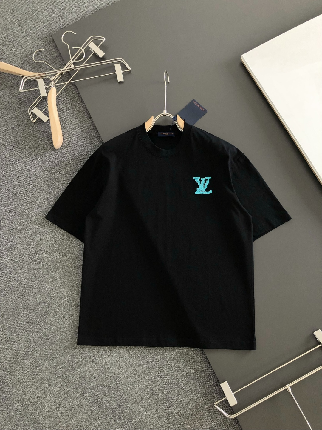 NO:937986,(Higher version) 1V 2026SS early spring new heavy-duty embroidered round-neck T-shirt, custom-woven and dyed pure cotton 300 grams of heavy-wash water fabric, fine workmanship. Same style for men and women, loose off-shoulder version, fashionable and elegant. Sizes M-2XL, tees, t-shirt,19860909（高版本） 1V 2026SS早春新款重工刺绣圆领T恤,定织定染纯棉300克重洗水面料,做工精细.男女同款宽松落肩版型,时尚大气.尺码M-2XL,,tees，t-shirt,,Men's clothing
