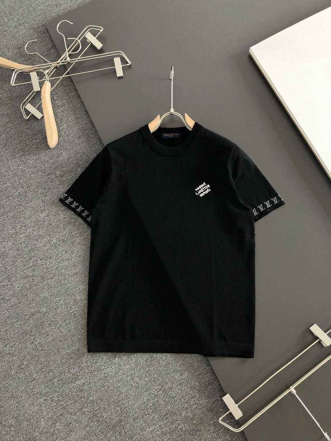 1V 2026ss夏季新品男士针织圆领短袖衫!独家首发 采用纤维超细与高弹的伊力特纱线织造而成,质感与纹理都是超级的柔和 1V 2026ss夏季新品男士针织圆领短袖衫!独家首发 采用纤维超细与高弹的伊力特纱线织造而成,质感与纹理都是超级的柔和
