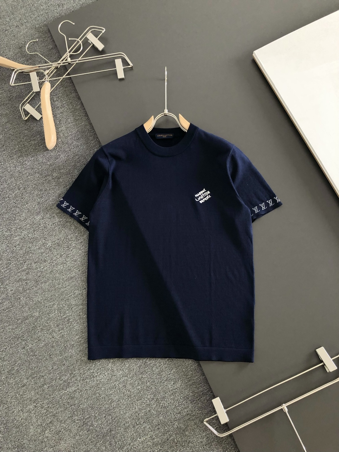 1V 2026ss夏季新品男士针织圆领短袖衫!独家首发 采用纤维超细与高弹的伊力特纱线织造而成,质感与纹理都是超级的柔和 1V 2026ss夏季新品男士针织圆领短袖衫!独家首发 采用纤维超细与高弹的伊力特纱线织造而成,质感与纹理都是超级的柔和