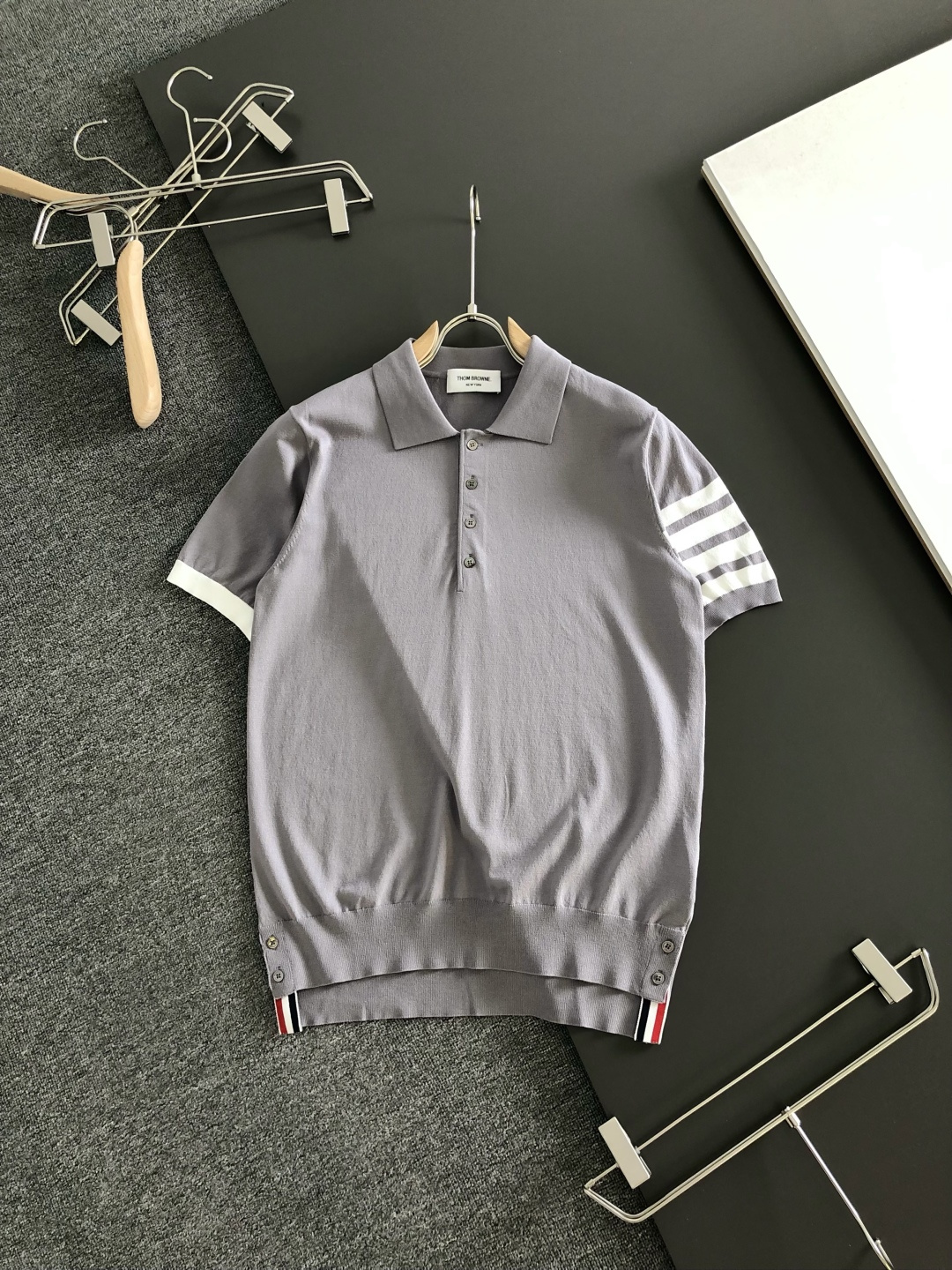 TB 2026ss夏季新品男士老钱风针织短袖Polo衫!独家首发 采用纤维超细与高弹的伊力特纱线织造而成,质感与纹理都是 TB 2026ss夏季新品男士老钱风针织短袖Polo衫!独家首发 采用纤维超细与高弹的伊力特纱线织造而成,质感与纹理都是