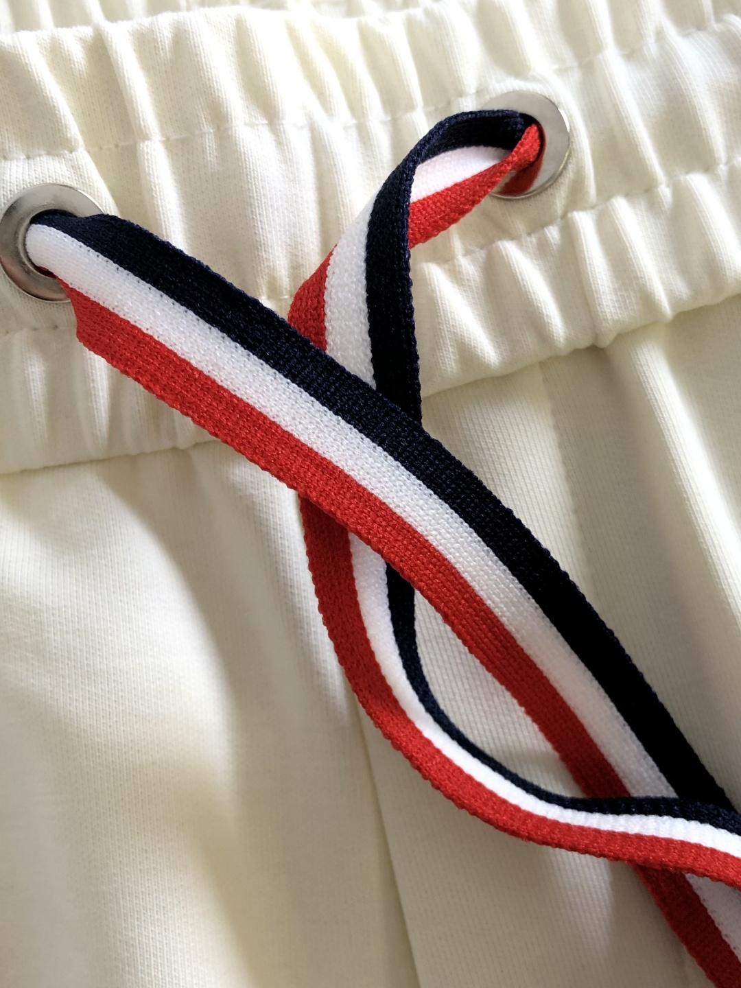MON 2026春季新品休闲短裤，进口客供辅料、定制铜氨丝面料，自带松弛氛围感。经典红白蓝抽绳与小标细节