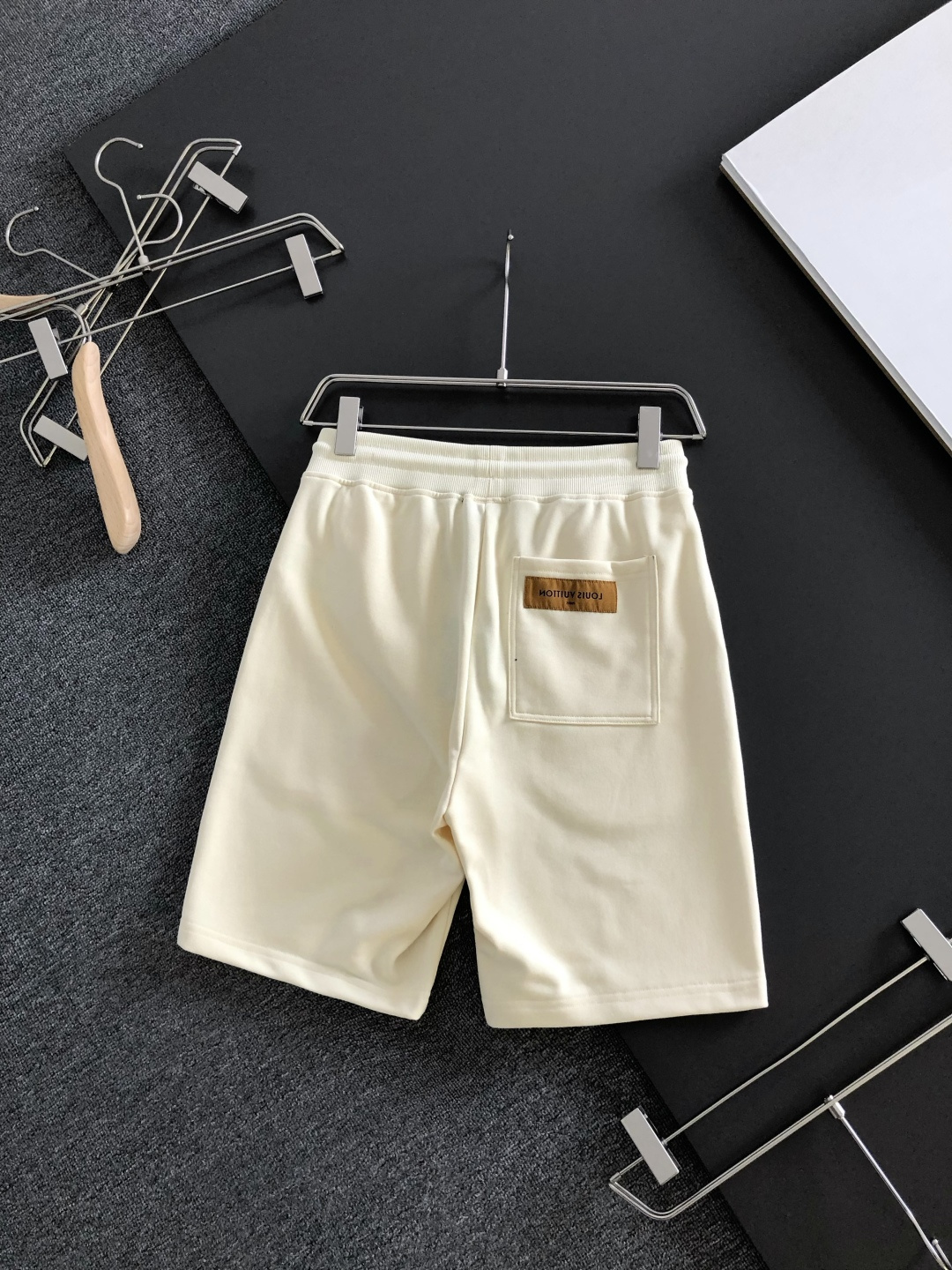루이비통 2026SS 남성 반바지 131802 Louis Vuitton Shorts 썸네일 이미지
