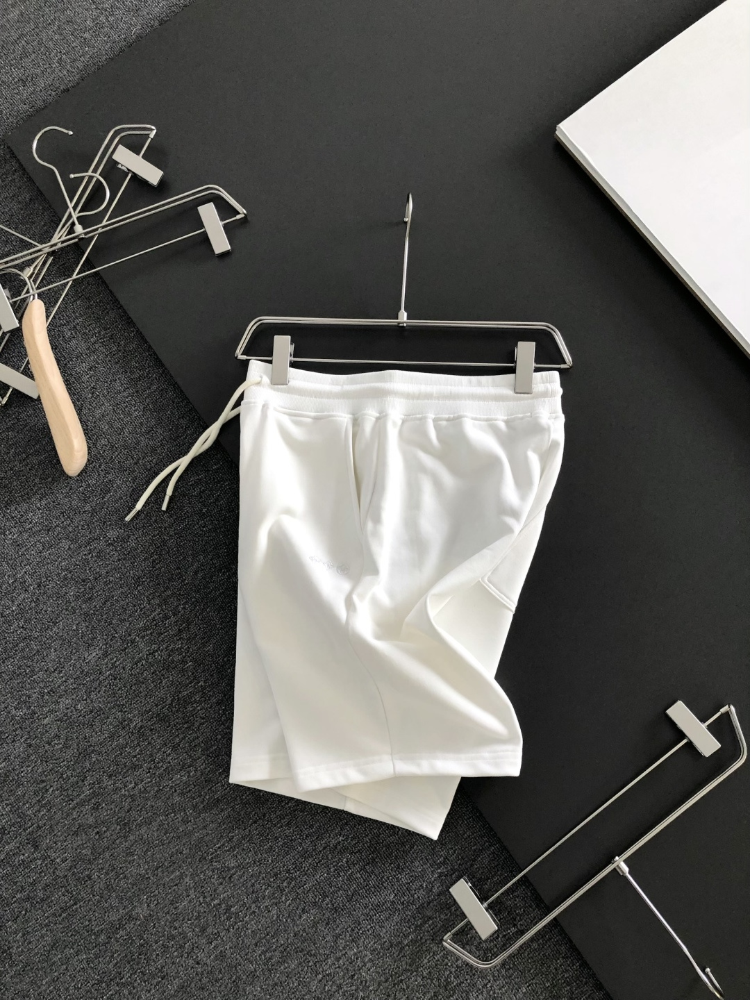 루이비통 2026SS 남성 반바지 131804 Louis Vuitton Shorts 썸네일 이미지