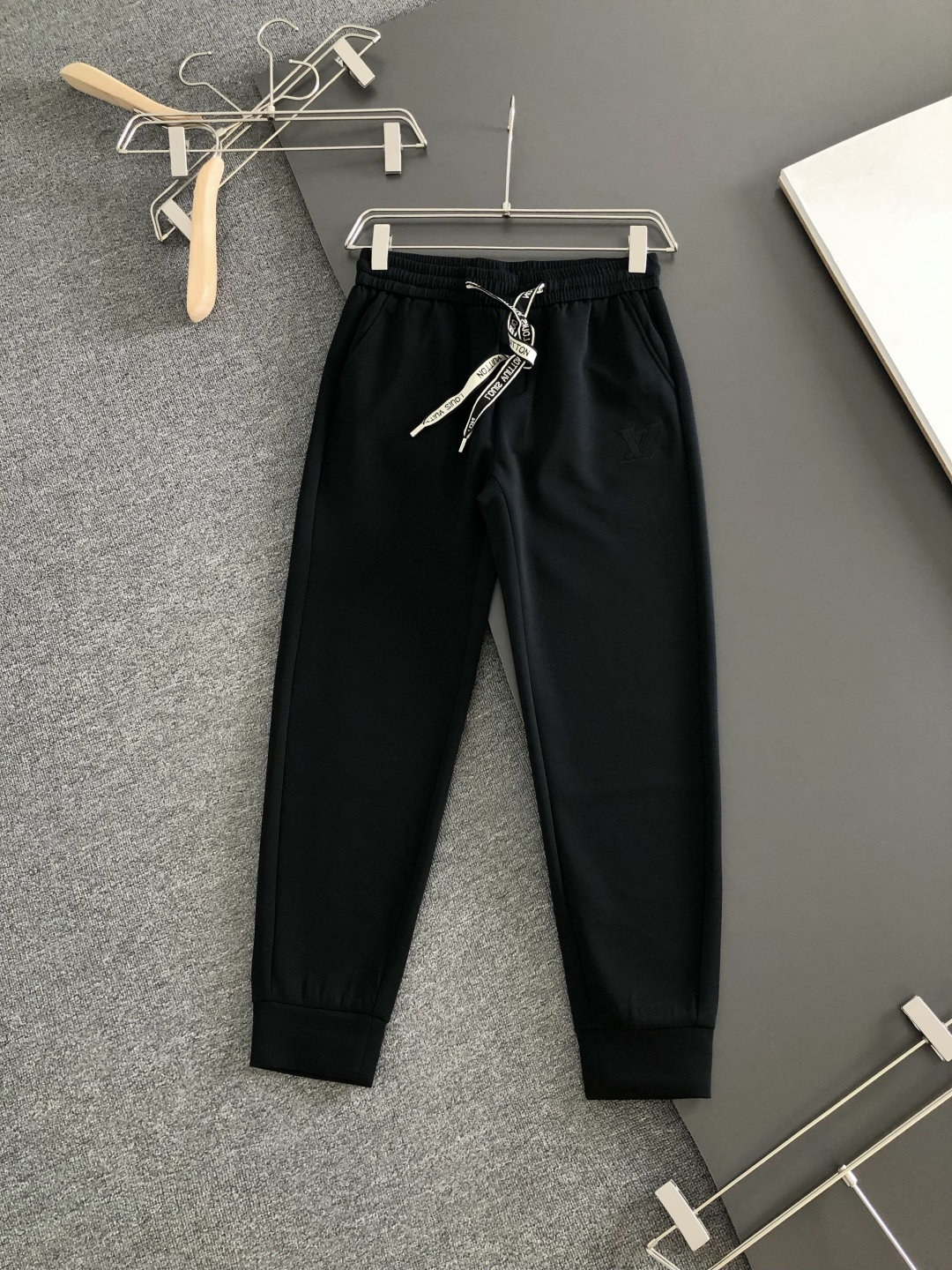 1V 2026春季新品休闲裤,经典款百看不厌,裤身工艺设计,进口客供辅料、定制铜氨丝面料,每个细节做到极致,原版五金配 1V 2026春季新品休闲裤,经典款百看不厌,裤身工艺设计,进口客供辅料、定制铜氨丝面料,每个细节做到极致,原版五金配
