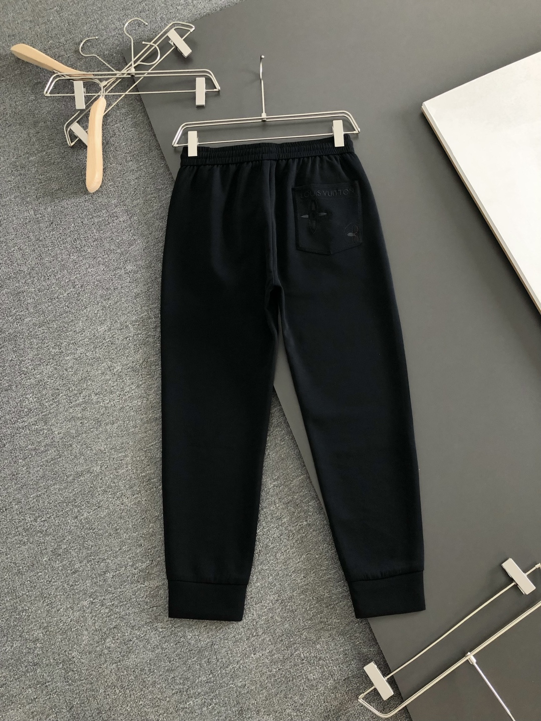 1V  2026春季新品休闲裤，经典款百看不厌，裤身工艺设计，进口客供辅料、定制铜氨丝面料，每个细节做到极致，原版五金配