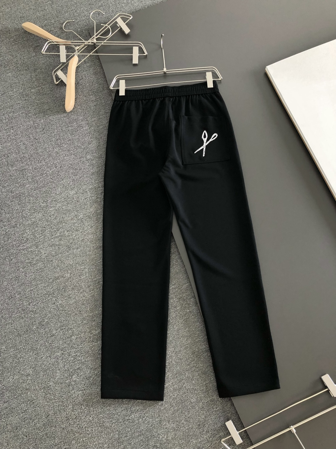 1V  2026春季新品休闲裤，经典款百看不厌，裤身工艺设计，进口客供辅料、定制铜氨丝面料，每个细节做到极致，原版五金配