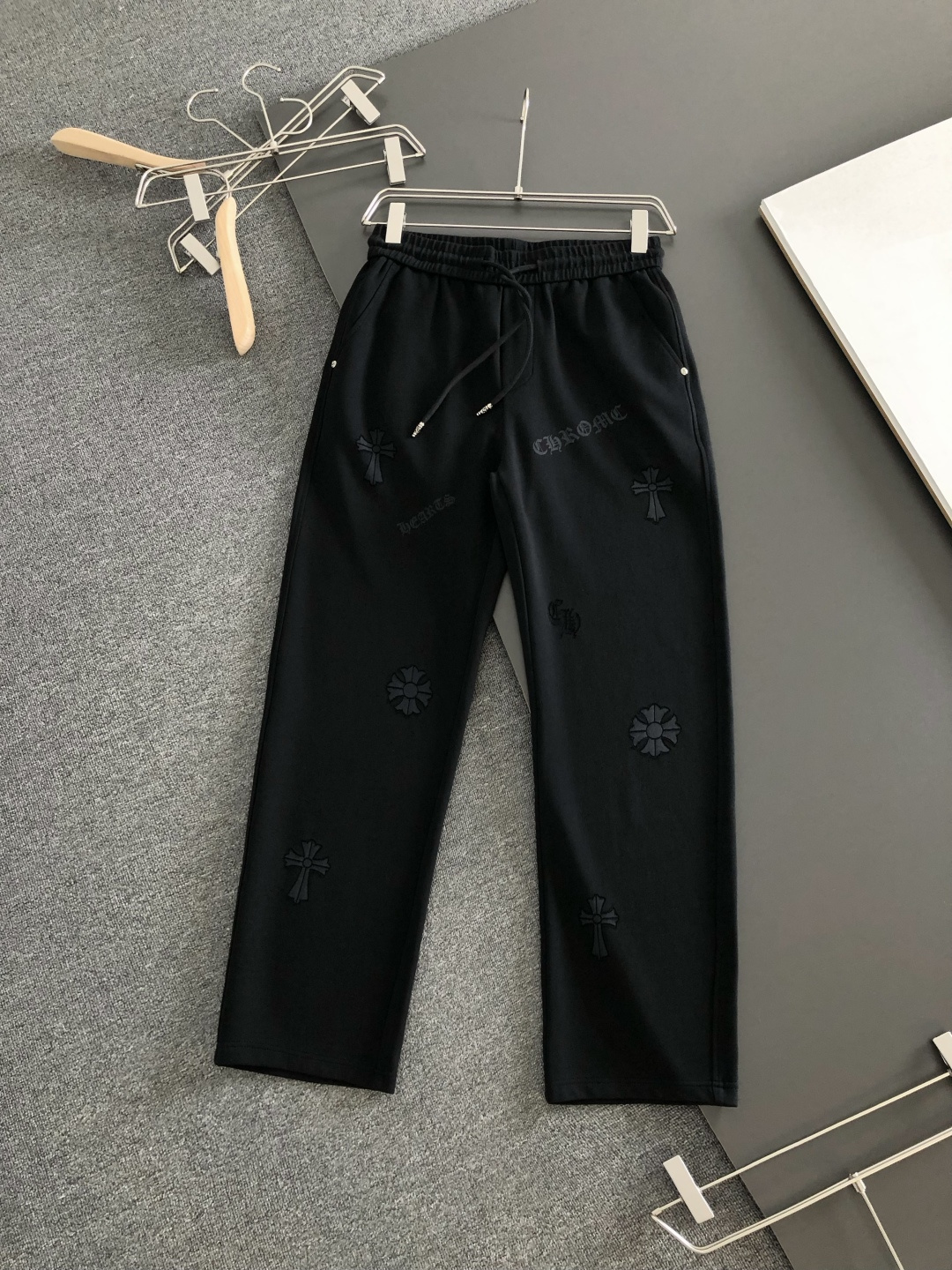 CH 2026春季新品休闲裤,经典款百看不厌,裤身工艺设计,进口客供辅料、定制铜氨丝面料,每个细节做到极致,原版五金配件 CH 2026春季新品休闲裤,经典款百看不厌,裤身工艺设计,进口客供辅料、定制铜氨丝面料,每个细节做到极致,原版五金配件