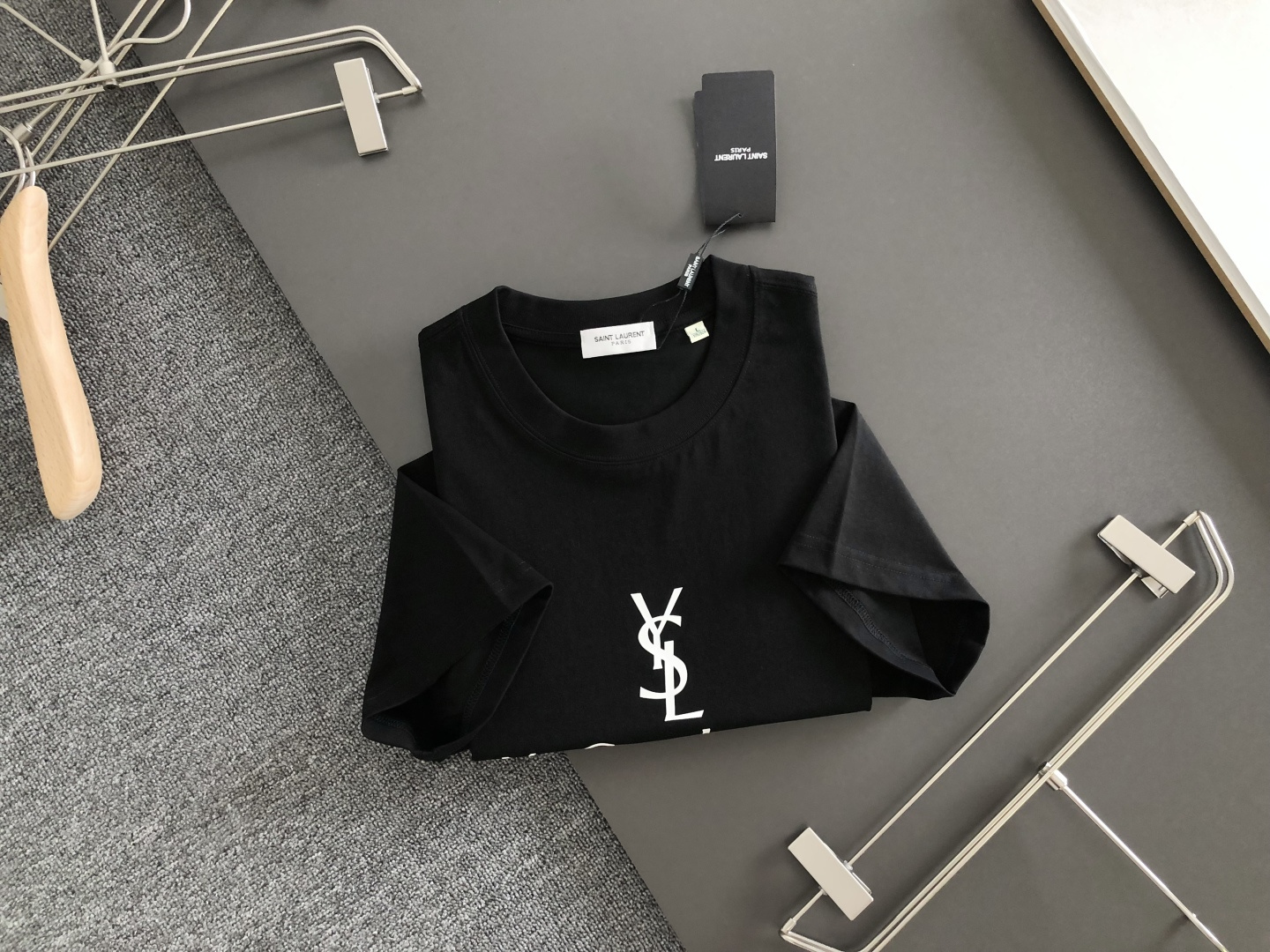 YSL SS春夏最新款圆领时尚短袖T恤，官网同步，定制索罗棉轻薄面料！贴肤舒适，耐看又好穿，经典简约logo设计，原厂工