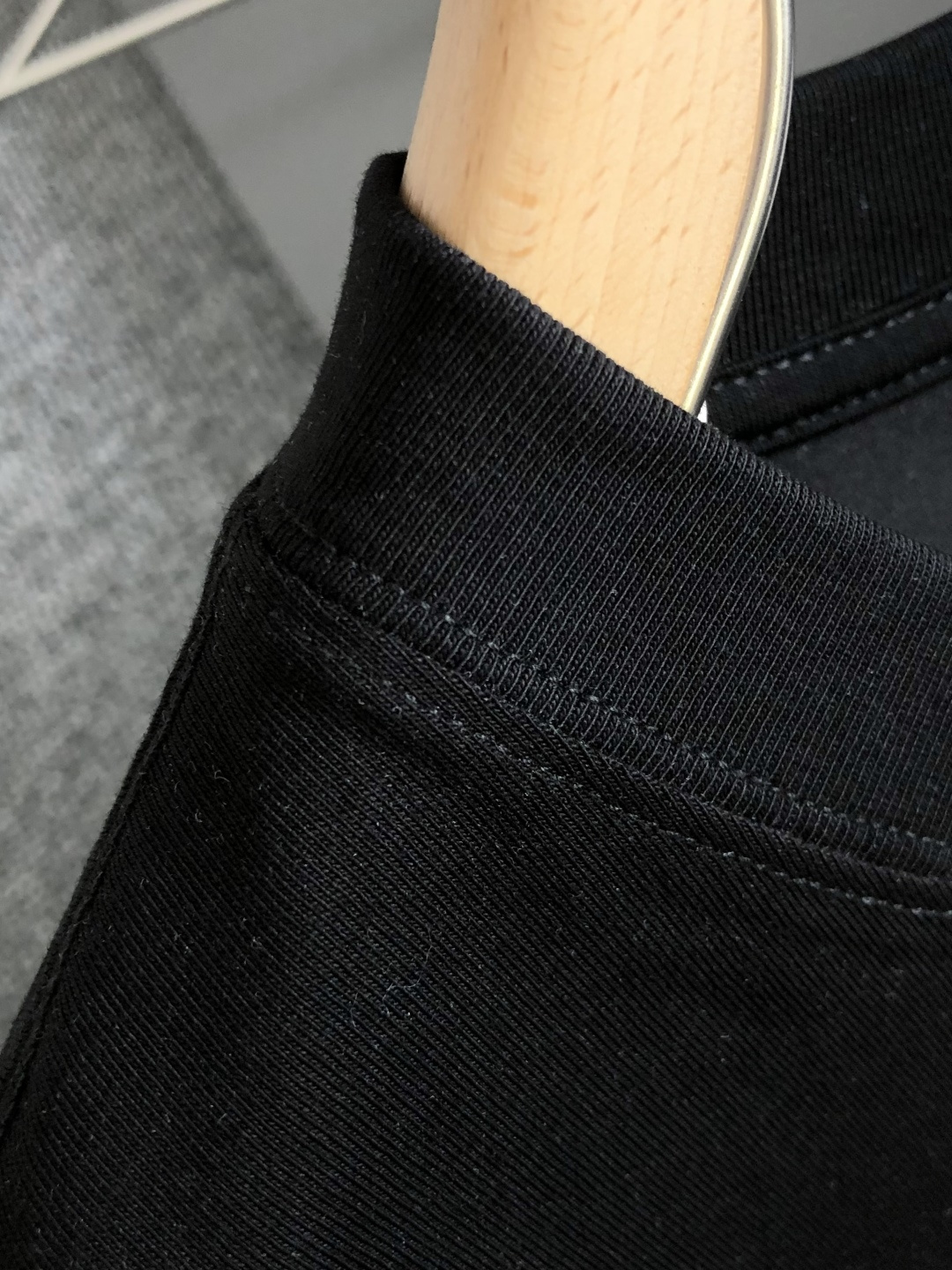 YSL SS春夏最新款圆领时尚短袖T恤，官网同步，定制索罗棉轻薄面料！贴肤舒适，耐看又好穿，经典简约logo设计，原厂工
