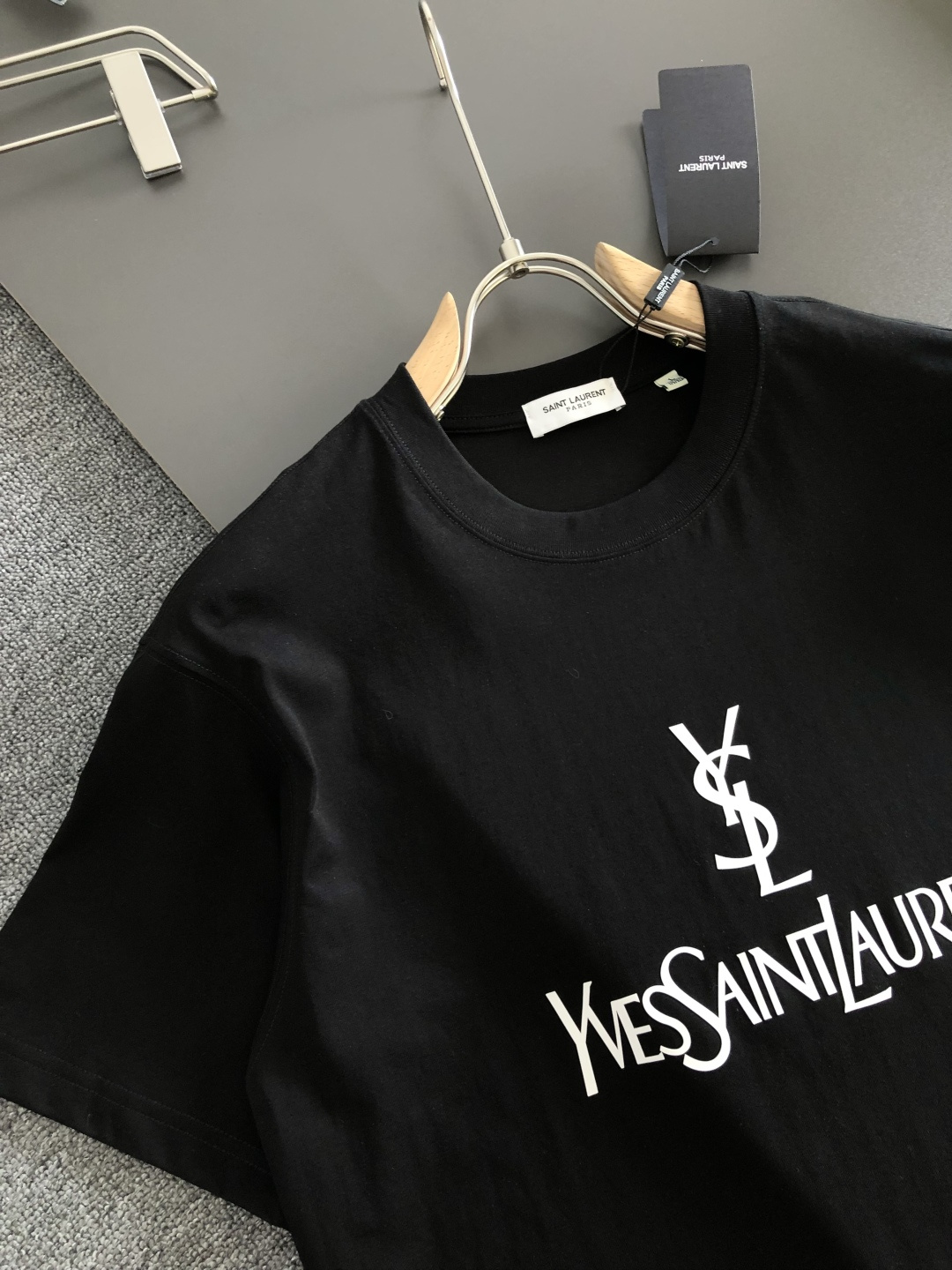 YSL SS春夏最新款圆领时尚短袖T恤，官网同步，定制索罗棉轻薄面料！贴肤舒适，耐看又好穿，经典简约logo设计，原厂工