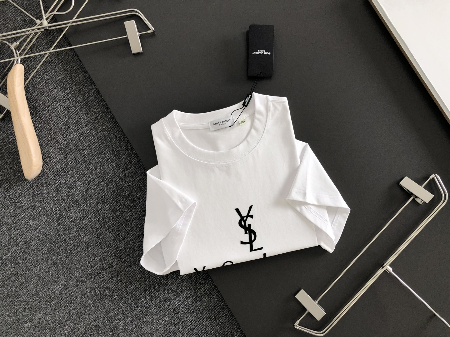 YSL  SS春夏最新款圆领时尚短袖T恤，官网同步，定制索罗棉轻薄面料！贴肤舒适，耐看又好穿，经典简约logo设计，原厂