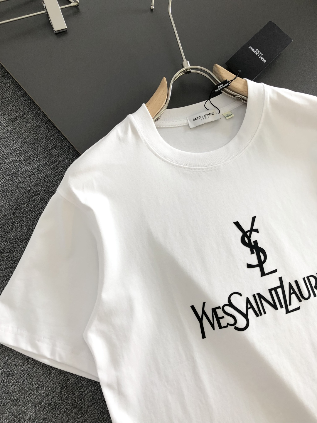 YSL  SS春夏最新款圆领时尚短袖T恤，官网同步，定制索罗棉轻薄面料！贴肤舒适，耐看又好穿，经典简约logo设计，原厂