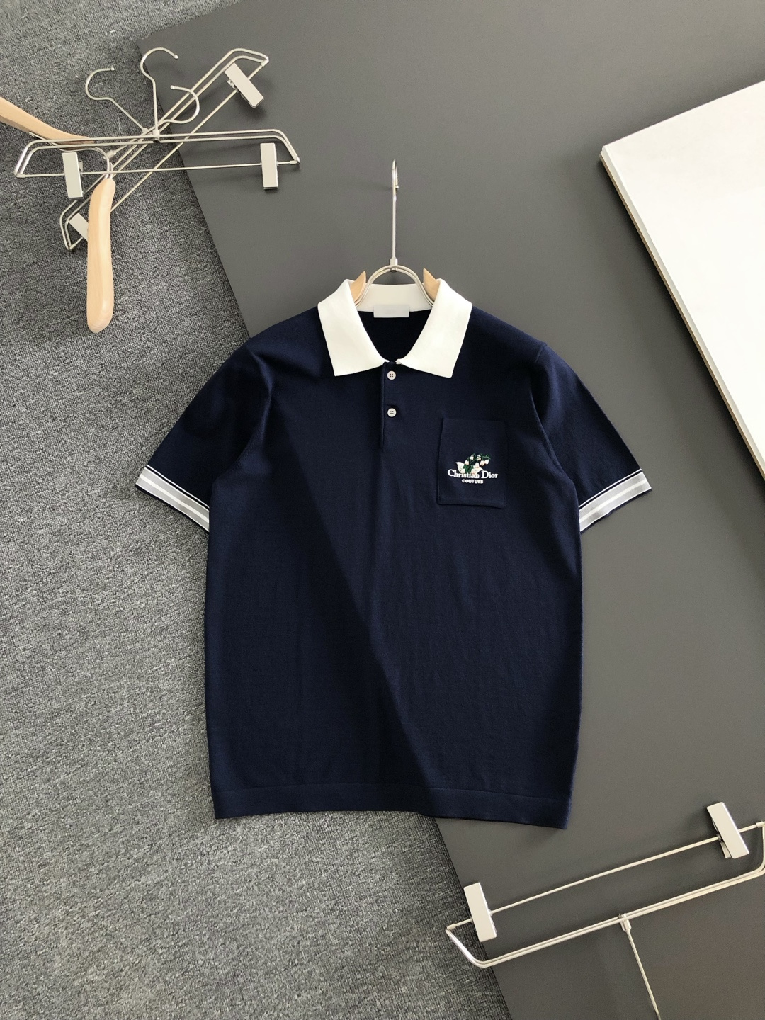 CD 2026ss夏季新品男士老钱风针织短袖Polo衫!独家首发 采用纤维超细与高弹的伊力特纱线织造而成,质感与纹理都是 CD 2026ss夏季新品男士老钱风针织短袖Polo衫!独家首发 采用纤维超细与高弹的伊力特纱线织造而成,质感与纹理都是