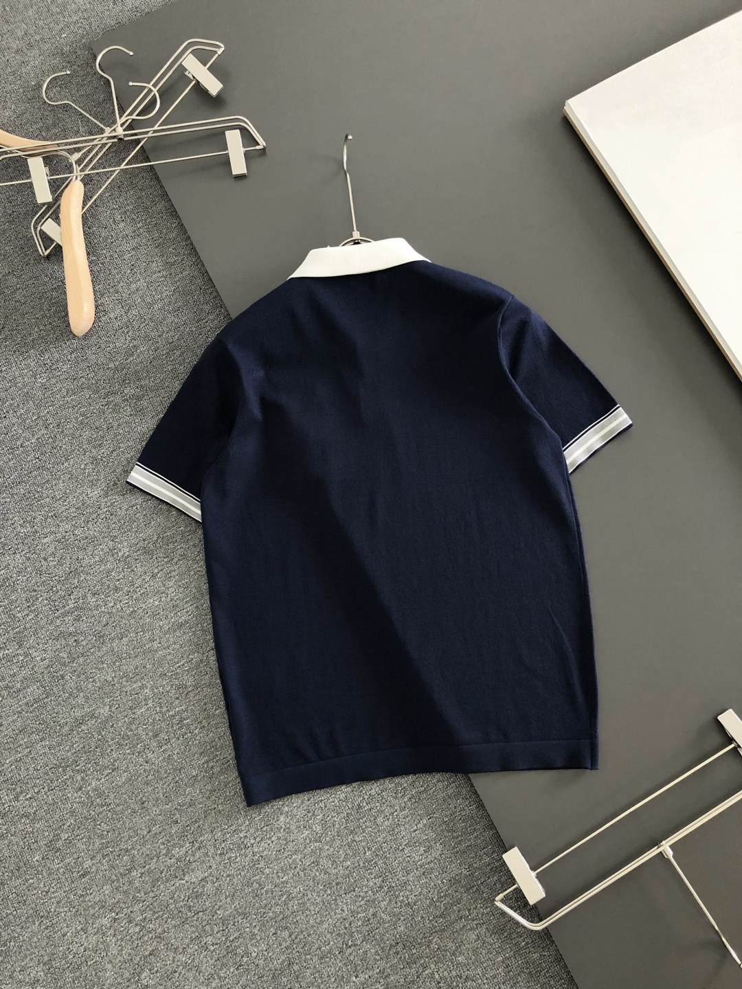 CD 2026ss夏季新品男士老钱风针织短袖Polo衫!独家首发 采用纤维超细与高弹的伊力特纱线织造而成,质感与纹理都是 CD 2026ss夏季新品男士老钱风针织短袖Polo衫!独家首发 采用纤维超细与高弹的伊力特纱线织造而成,质感与纹理都是