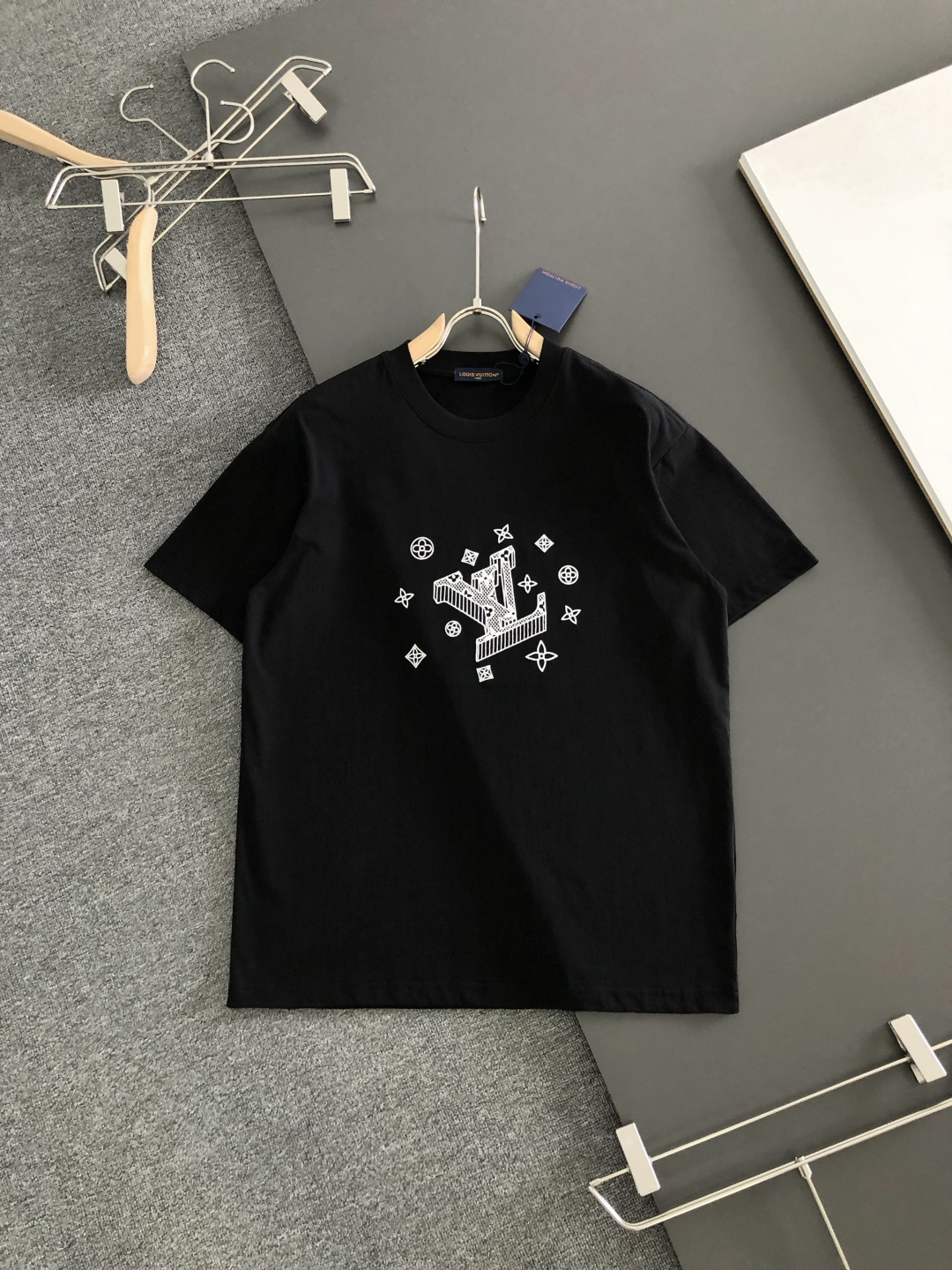 NO:877835,1V 2026SS early spring new embroidered round neck T-shirt, custom-woven and dyed pure cotton 280g heavy-washed fabric, fine workmanship. Same style for men and women, loose shoulder design, fashionable and elegant. Sizes M-XXL, tees, t-shirt,198609091V 2026SS早春新款刺绣圆领T恤,定织定染纯棉280克重洗水面料,做工精细.男女同款宽松落肩版型,时尚大气.尺码M-XXL,,tees，t-shirt,,Men's clothing