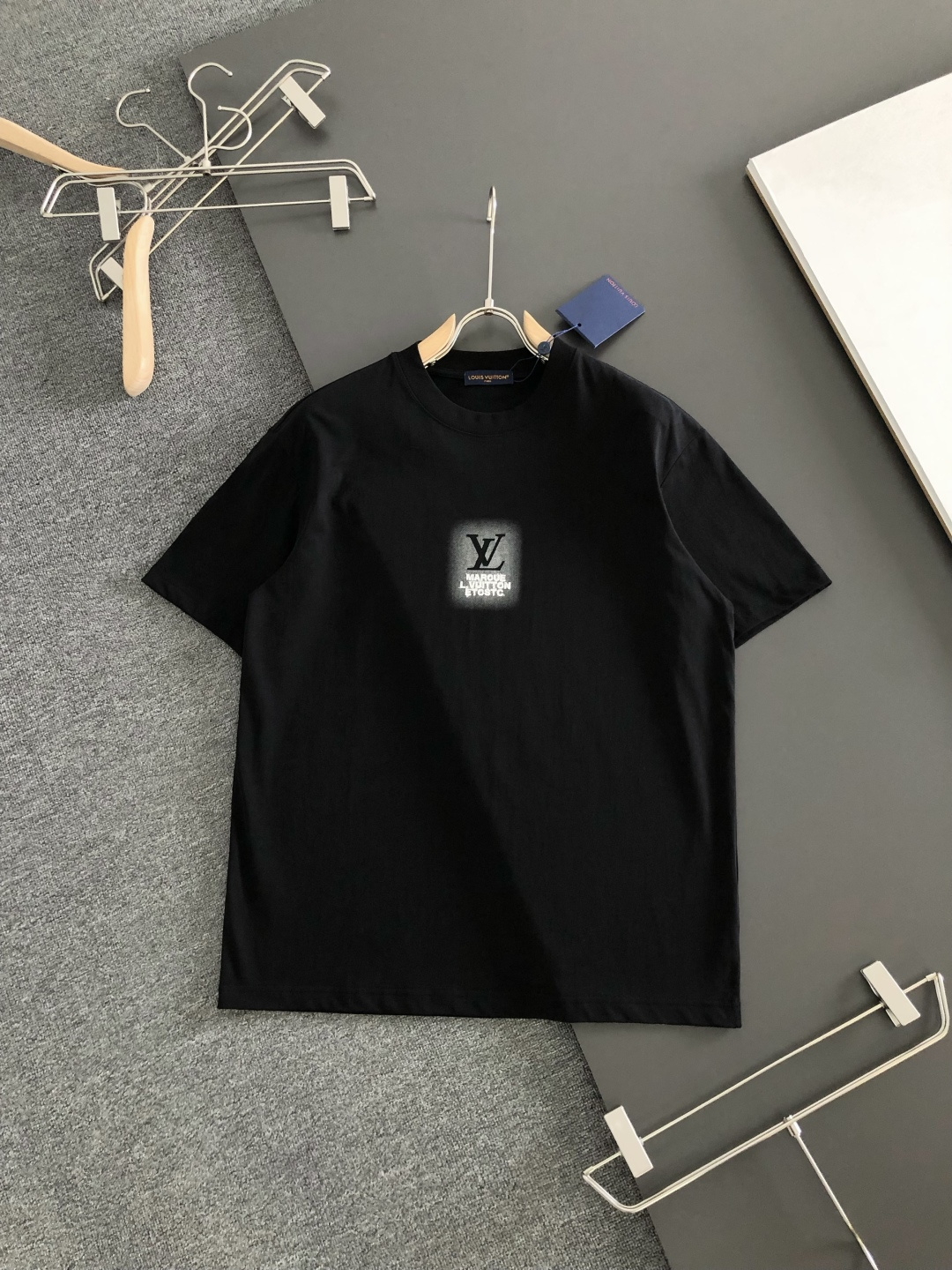 NO:877830,1V 2026SS early spring new embroidered round neck T-shirt, custom-woven and dyed pure cotton 280g heavy-washed fabric, fine workmanship. Same style for men and women, loose shoulder design, fashionable and elegant. Sizes M-XXL, tees, t-shirt,198609091V 2026SS早春新款刺绣圆领T恤,定织定染纯棉280克重洗水面料,做工精细.男女同款宽松落肩版型,时尚大气.尺码M-XXL,,tees，t-shirt,,Men's clothing
