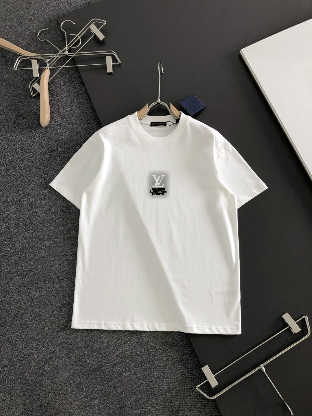 NO:877825,1V 2026SS early spring new embroidered round neck T-shirt, custom-woven and dyed pure cotton 280g heavy-washed fabric, fine workmanship. Same style for men and women, loose shoulder design, fashionable and elegant. Sizes M-XXL, tees, t-shirt,198609091V 2026SS早春新款刺绣圆领T恤,定织定染纯棉280克重洗水面料,做工精细.男女同款宽松落肩版型,时尚大气.尺码M-XXL,,tees，t-shirt,,Men's clothing