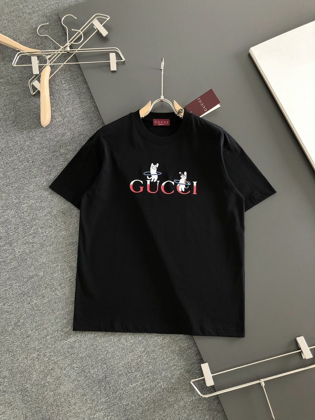 NO:877822,GUC 2026SS early spring new embroidered round neck T-shirt, custom-woven and dyed pure cotton 280g heavy-washed fabric, fine workmanship. Same style for men and women, loose shoulder design, fashionable and elegant. Sizes M-XXL, gucci, tees, t-shirt,19860909GUC 2026SS早春新款刺绣圆领T恤,定织定染纯棉280克重洗水面料,做工精细.男女同款宽松落肩版型,时尚大气.尺码M-XXL,,gucci,tees，t-shirt,,Men's clothing