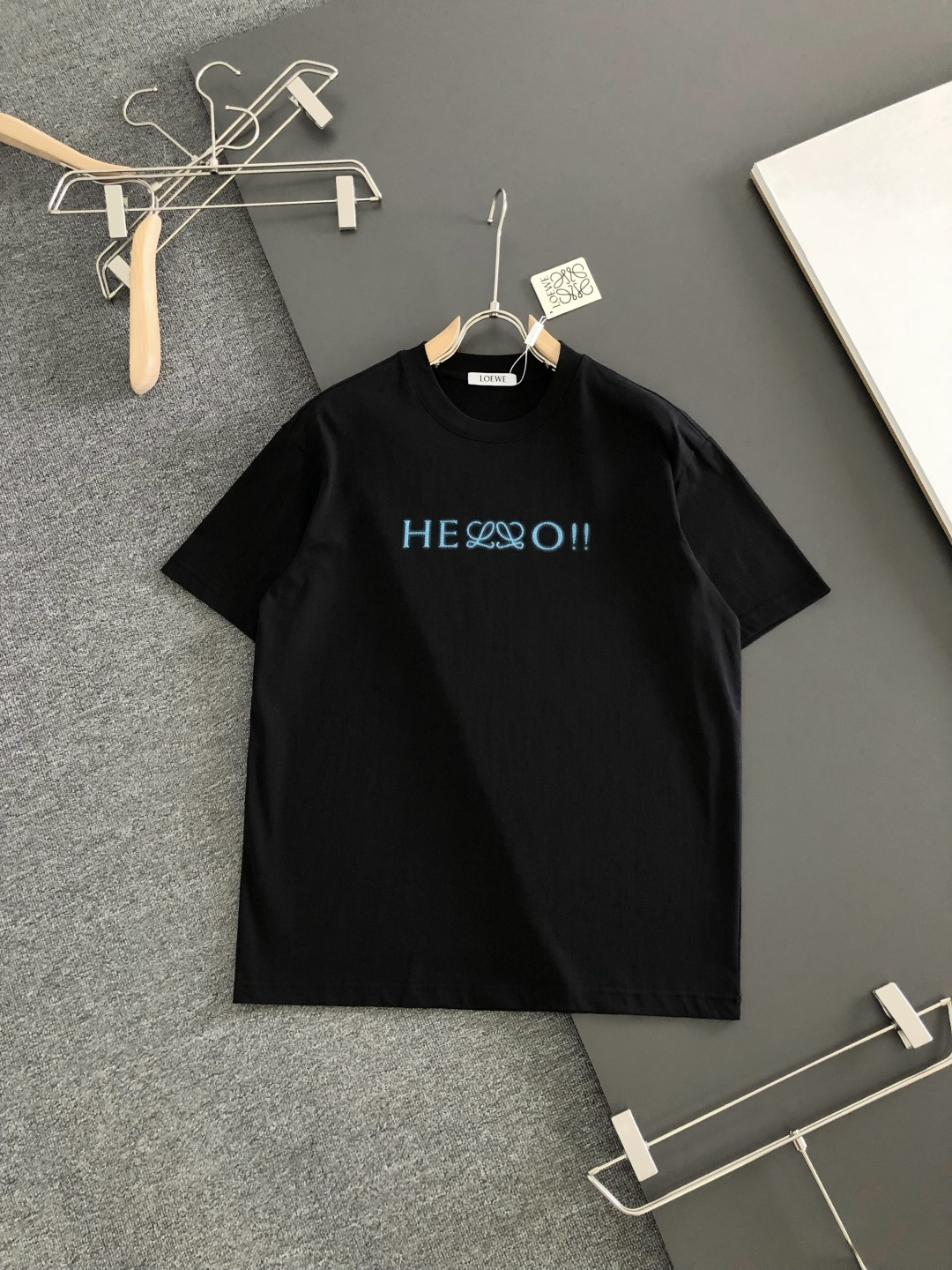 NO:877818,LOW 2026SS early spring new embroidered round neck T-shirt, custom-woven and dyed pure cotton 280g heavy-wash water fabric, fine workmanship. The same style for men and women, loose off-shoulder version, fashionable and elegant. Sizes M-XXL, tees, t-shirt,19860909LOW 2026SS早春新款刺绣圆领T恤,定织定染纯棉280克重洗水面料,做工精细.男女同款宽松落肩版型,时尚大气.尺码M-XXL,,tees，t-shirt,,Men's clothing