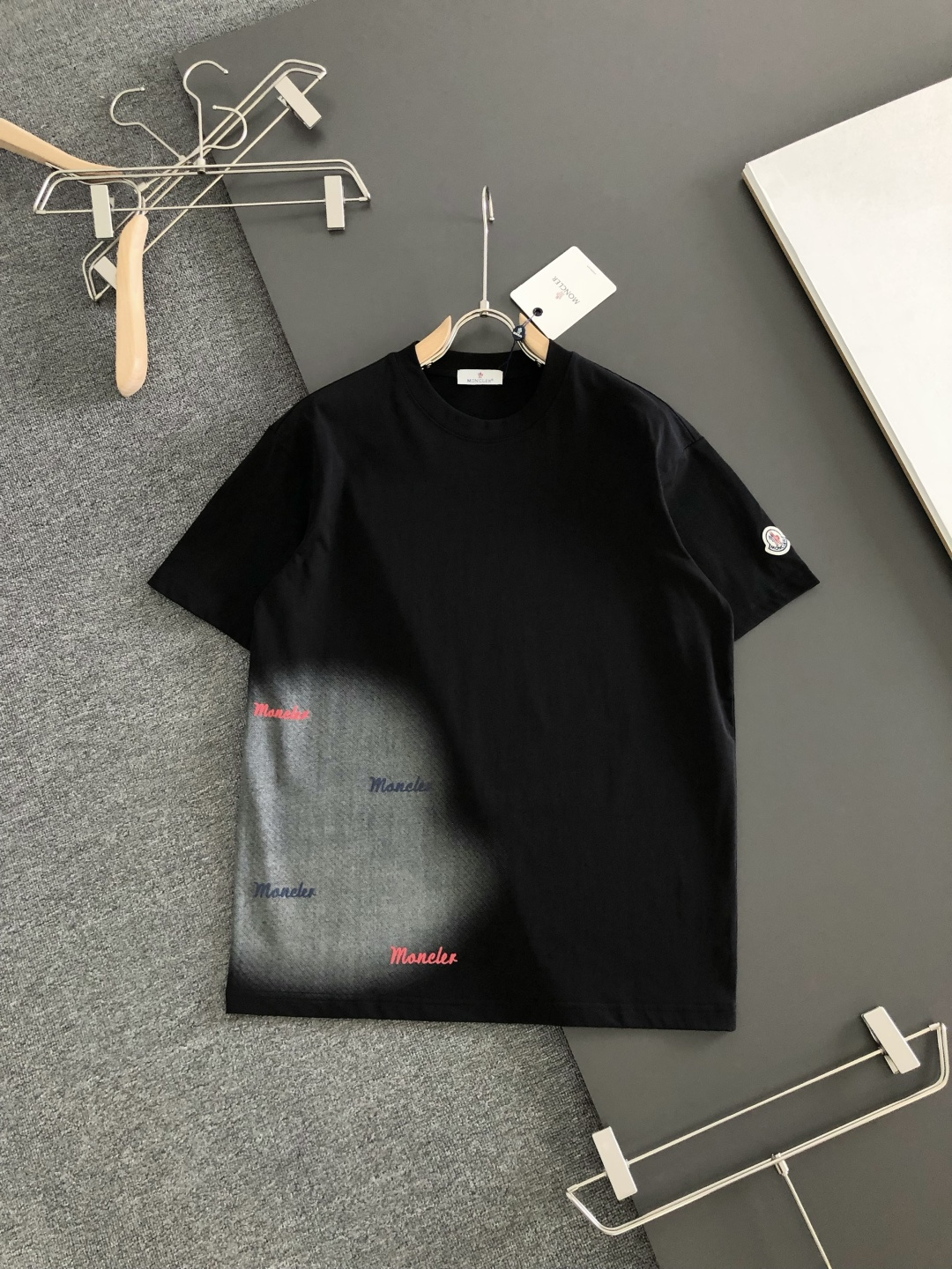 NO:877814,MON 2026SS early spring new embroidered round neck T-shirt, custom-woven and dyed pure cotton 280g heavy-washed fabric, fine workmanship. Same style for men and women, loose shoulder design, fashionable and elegant. Sizes M-XXL, tees, t-shirt,19860909MON 2026SS早春新款刺绣圆领T恤,定织定染纯棉280克重洗水面料,做工精细.男女同款宽松落肩版型,时尚大气.尺码M-XXL,,tees，t-shirt,,Men's clothing