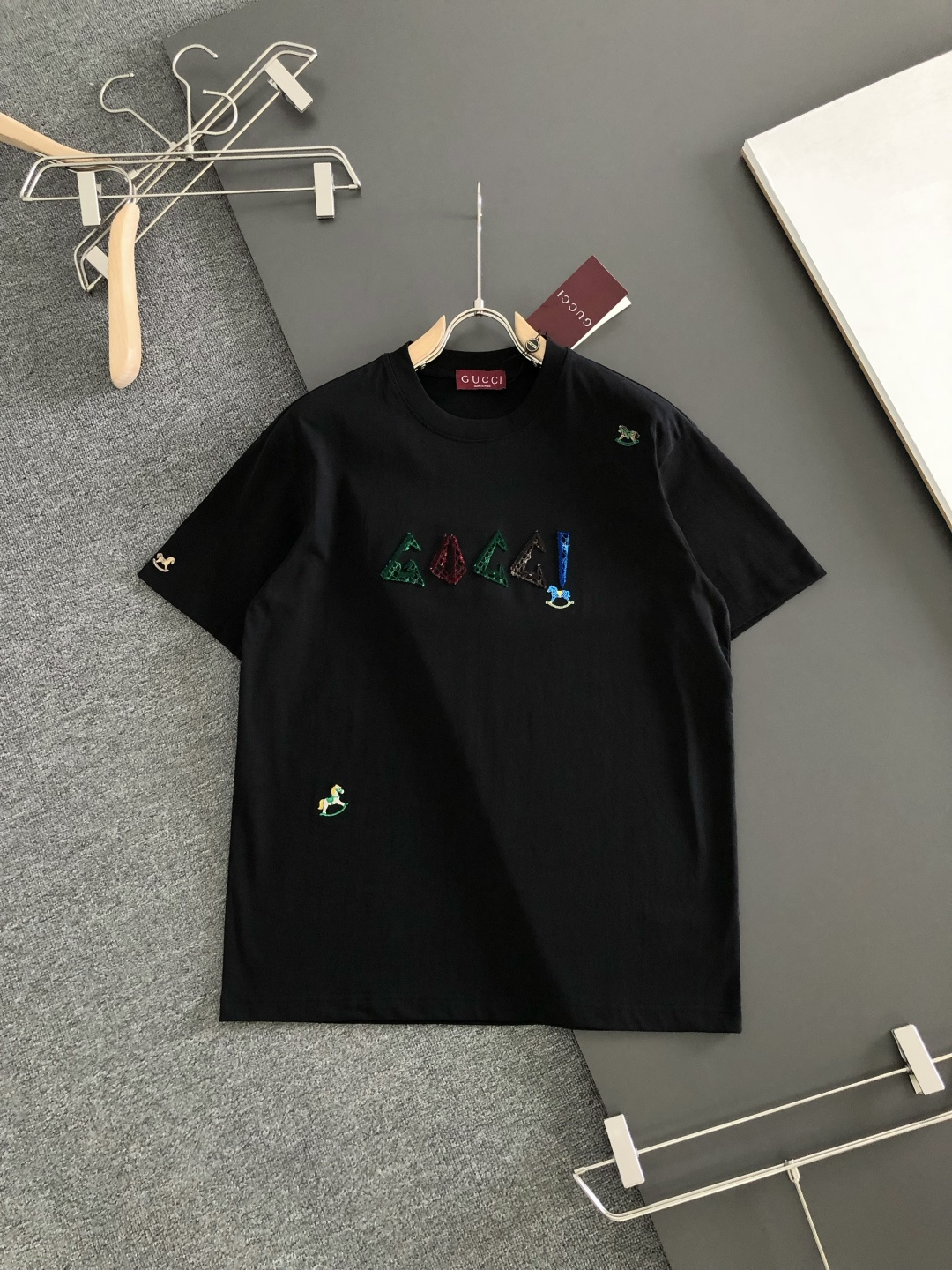 NO:877810,GUC 2026SS early spring new embroidered round neck T-shirt, custom-woven and dyed pure cotton 280g heavy-washed fabric, fine workmanship. Same style for men and women, loose shoulder design, fashionable and elegant. Sizes M-XXL, gucci, tees, t-shirt,19860909GUC 2026SS早春新款刺绣圆领T恤,定织定染纯棉280克重洗水面料,做工精细.男女同款宽松落肩版型,时尚大气.尺码M-XXL,,gucci,tees，t-shirt,,Men's clothing