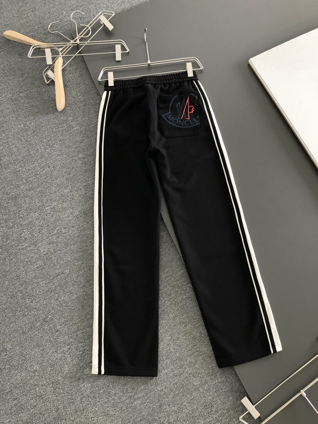 MON 2026春季新品休闲裤，经典款百看不厌，裤身工艺设计，进口客供辅料、定制铜氨丝面料，每个细节做到极致，原版五金配