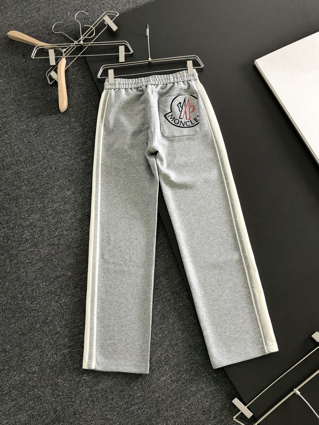 MON 2026春季新品休闲裤，经典款百看不厌，裤身工艺设计，进口客供辅料、定制铜氨丝面料，每个细节做到极致，原版五金配
