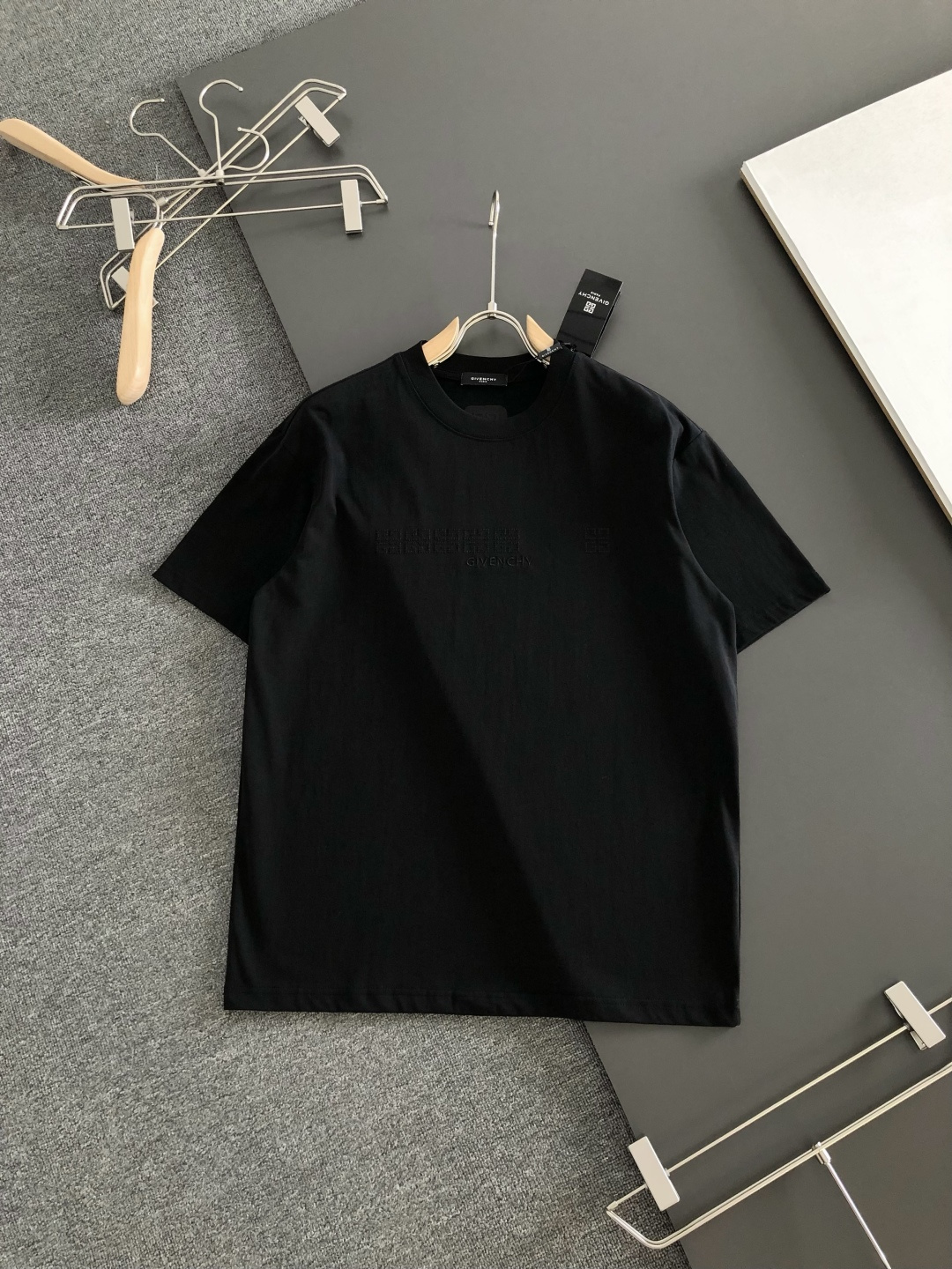 NO:877841,GVC 2026SS early spring new style round neck T-shirt with front and rear embroidery, custom-woven and dyed pure cotton 280g heavy-wash water fabric, fine workmanship. Same style for men and women, loose off-shoulder version, fashionable and elegant. Sizes M-XXL, tees, t-shirt,19860909GVC 2026SS早春新款前后幅刺绣圆领T恤,定织定染纯棉280克重洗水面料,做工精细.男女同款宽松落肩版型,时尚大气.尺码M-XXL,,tees，t-shirt,,Men's clothing