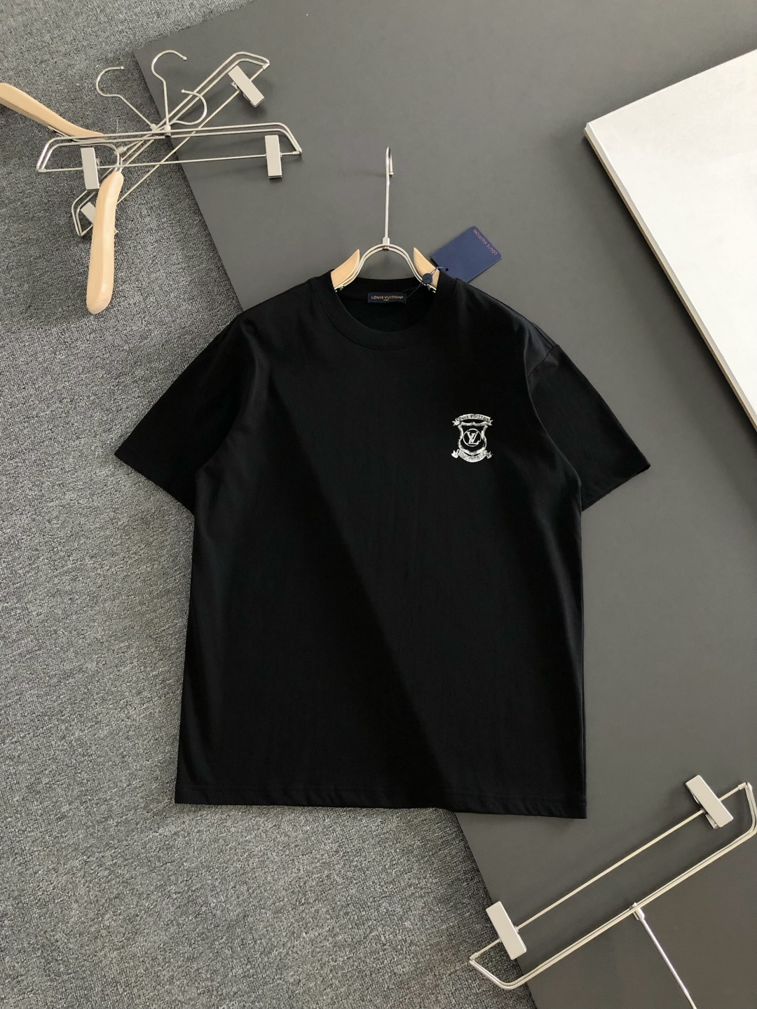 NO:877836,1V 2026SS early spring new style front and back printed and flocked round neck T-shirt, custom-woven and dyed pure cotton 280g heavy-washed fabric, fine workmanship. Same style for men and women, loose off-shoulder version, fashionable and elegant. Sizes M-XXL, tees, t-shirt,198609091V 2026SS早春新款前后幅印花加植绒圆领T恤,定织定染纯棉280克重洗水面料,做工精细.男女同款宽松落肩版型,时尚大气.尺码M-XXL,,tees，t-shirt,,Men's clothing