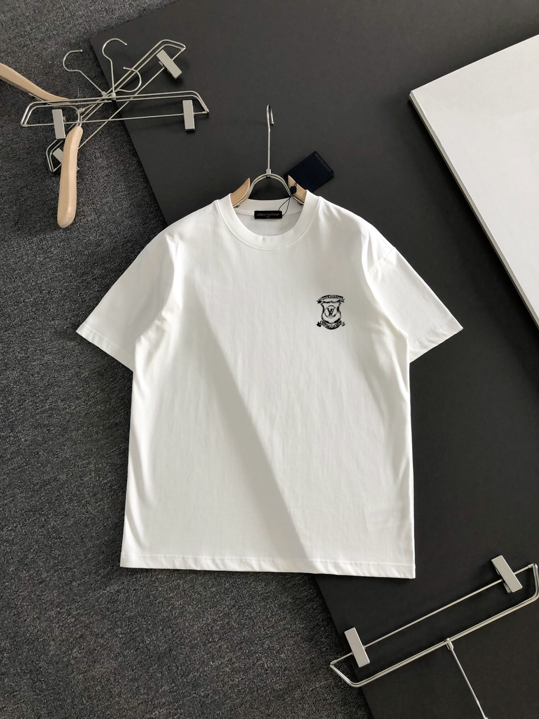 NO:877831,GVC 2026SS early spring new style round neck T-shirt with front and rear embroidery, custom-woven and dyed pure cotton 280g heavy-wash water fabric, fine workmanship. Same style for men and women, loose off-shoulder version, fashionable and elegant. Sizes M-XXL, tees, t-shirt,19860909GVC 2026SS早春新款前后幅刺绣圆领T恤,定织定染纯棉280克重洗水面料,做工精细.男女同款宽松落肩版型,时尚大气.尺码M-XXL,,tees，t-shirt,,Men's clothing