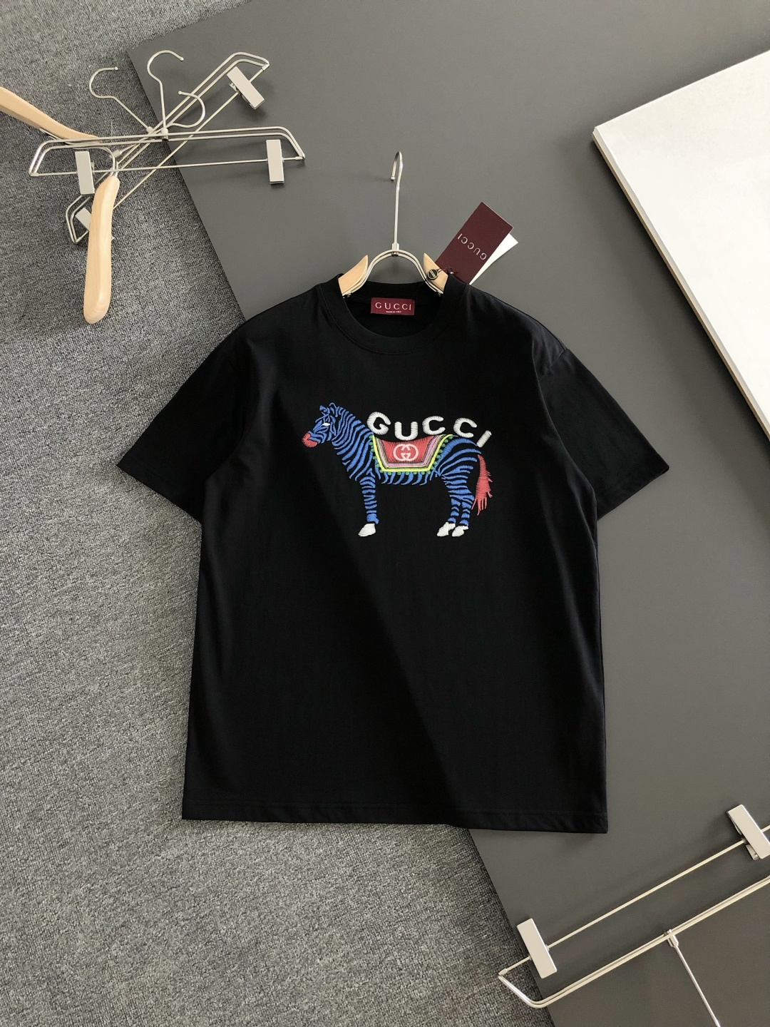 NO:877826,GUC 2026SS early spring new style round neck T-shirt with front and rear panel printing, custom-woven and dyed pure cotton 280g heavy-wash water fabric, fine workmanship. Same style for men and women, loose off-shoulder version, fashionable and elegant. Sizes M-XXL, gucci, tees, t-shirt,19860909GUC 2026SS早春新款前后幅印花圆领T恤,定织定染纯棉280克重洗水面料,做工精细.男女同款宽松落肩版型,时尚大气.尺码M-XXL,,gucci,tees，t-shirt,,Men's clothing