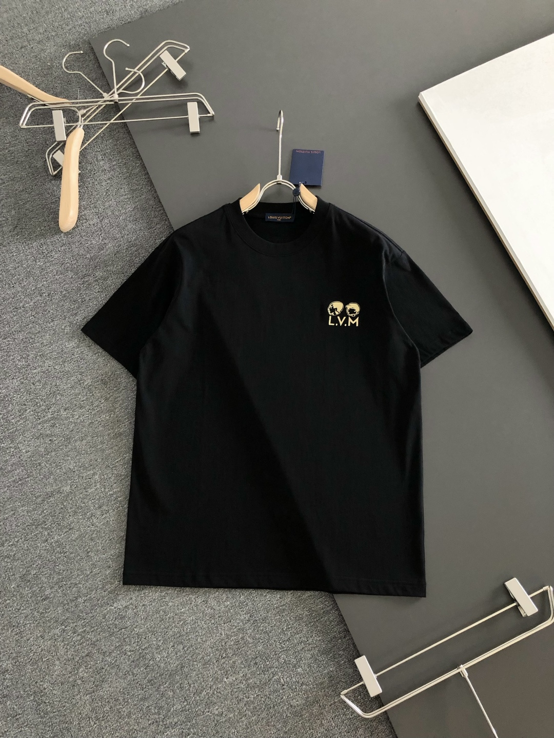NO:877872,1V 2026SS early spring new style round neck T-shirt with front and rear embroidery, custom-woven and dyed pure cotton 280g heavy-washed fabric, fine workmanship. Same style for men and women, loose off-shoulder version, fashionable and elegant. Sizes M-XXL, tees, t-shirt,198609091V 2026SS早春新款前后幅刺绣圆领T恤,定织定染纯棉280克重洗水面料,做工精细.男女同款宽松落肩版型,时尚大气.尺码M-XXL,,tees，t-shirt,,Men's clothing