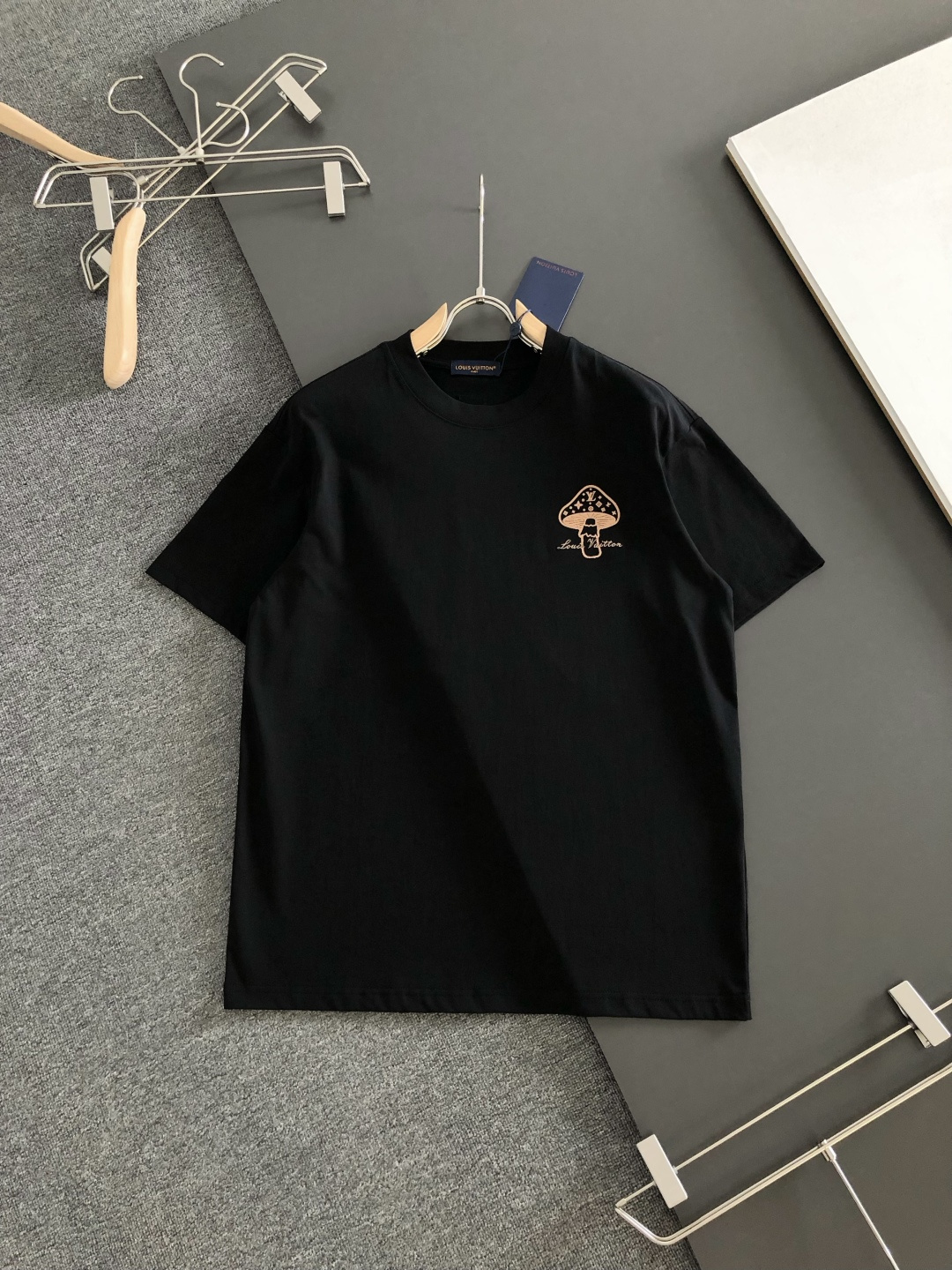 NO:877866,1V 2026SS early spring new style round neck T-shirt with front and back printed embroidery, custom-woven and dyed pure cotton 280g heavy-washed fabric, fine workmanship. Same style for men and women, loose off-shoulder version, fashionable and elegant. Sizes M-XXL, tees, t-shirt,198609091V 2026SS早春新款前后幅印花刺绣圆领T恤,定织定染纯棉280克重洗水面料,做工精细.男女同款宽松落肩版型,时尚大气.尺码M-XXL,,tees，t-shirt,,Men's clothing
