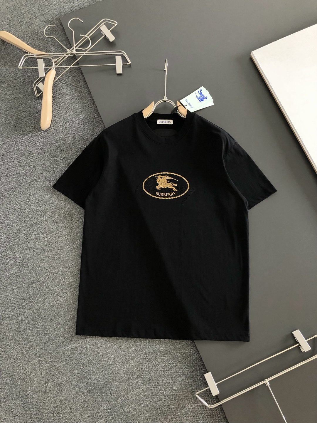 NO:877860,BBR 2026SS early spring new style round neck T-shirt with front and rear embroidery, custom-woven and dyed pure cotton 280g heavy-wash water fabric, fine workmanship. Same style for men and women, loose off-shoulder version, fashionable and elegant. Sizes M-XXL, tees, t-shirt,19860909BBR 2026SS早春新款前后幅刺绣圆领T恤,定织定染纯棉280克重洗水面料,做工精细.男女同款宽松落肩版型,时尚大气.尺码M-XXL,,tees，t-shirt,,Men's clothing