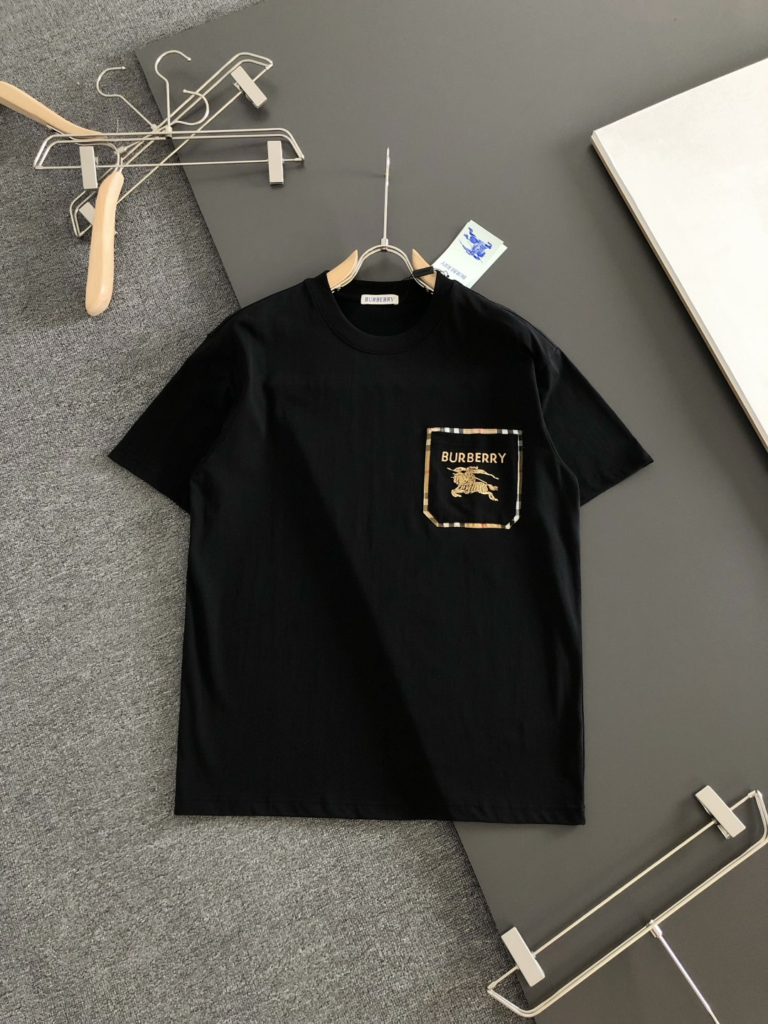 NO:877855,BBR 2026SS early spring new style round neck T-shirt with front and rear panel splicing plaid embroidery, custom-woven and dyed pure cotton 280g heavy-wash water fabric, fine workmanship. Same style for men and women, loose shoulder style, fashionable and elegant. Sizes M-XXL, tees, t-shirt,19860909BBR 2026SS早春新款前后幅拼接格子刺绣圆领T恤,定织定染纯棉280克重洗水面料,做工精细.男女同款宽松落肩版型,时尚大气.尺码M-XXL,,tees，t-shirt,,Men's clothing