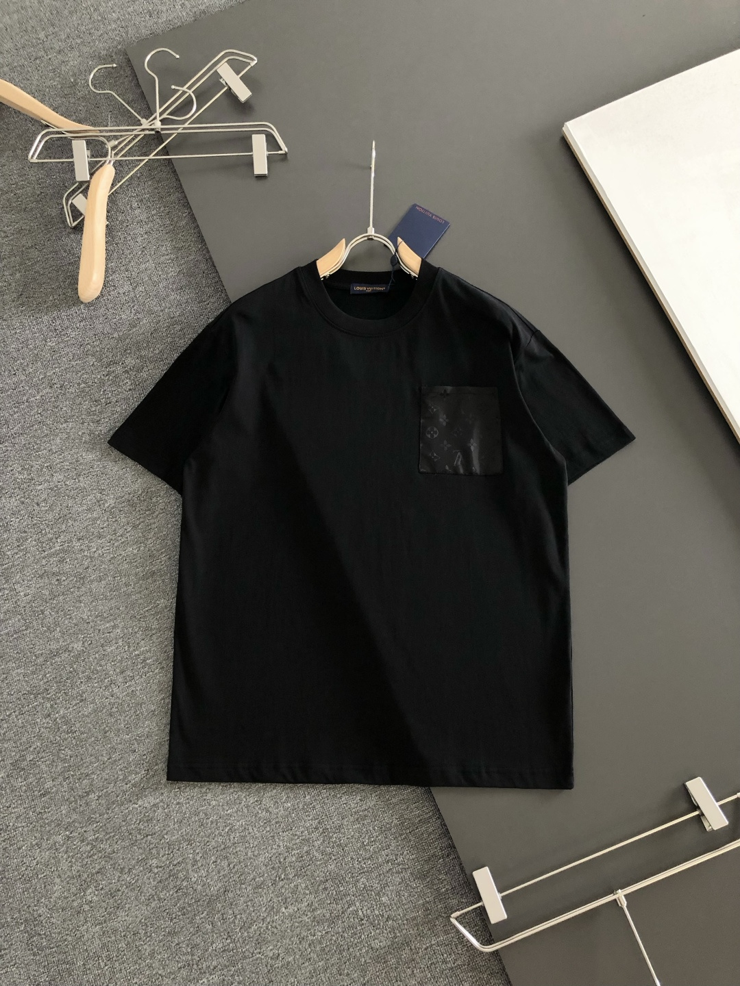 NO:877850,1V 2026SS early spring new style front hidden flower pocket design, back embroidery round neck T-shirt, custom-woven and dyed pure cotton 280g heavy-wash water fabric, fine workmanship. Same style for men and women, loose off-shoulder version, fashionable and elegant. Sizes M-XXL, tees, t-shirt,198609091V 2026SS早春新款前幅暗花口袋设计后幅刺绣圆领T恤,定织定染纯棉280克重洗水面料,做工精细.男女同款宽松落肩版型,时尚大气.尺码M-XXL,,tees，t-shirt,,Men's clothing