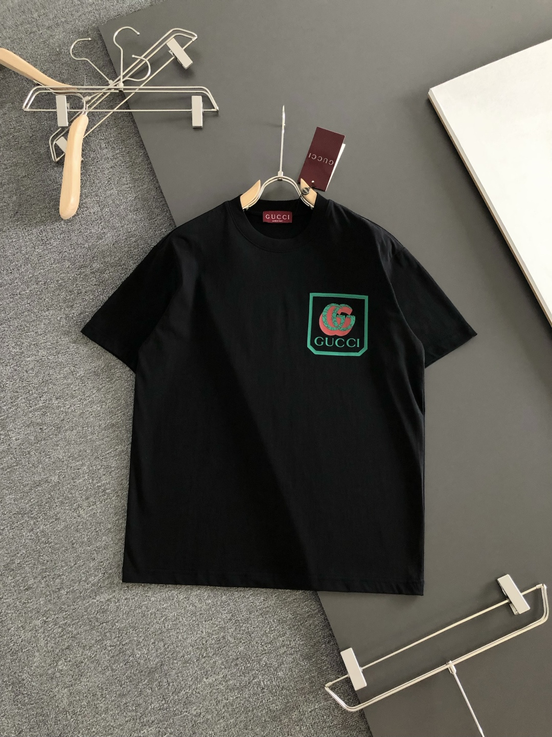 NO:877845,GUC 2026SS early spring new style front and back embossed round neck T-shirt, custom-woven and dyed pure cotton 280g heavy-wash water fabric, fine workmanship. Same style for men and women, loose off-shoulder version, fashionable and elegant. Sizes M-XXL, gucci, tees, t-shirt,19860909GUC 2026SS早春新款前后幅压花圆领T恤,定织定染纯棉280克重洗水面料,做工精细.男女同款宽松落肩版型,时尚大气.尺码M-XXL,,gucci,tees，t-shirt,,Men's clothing