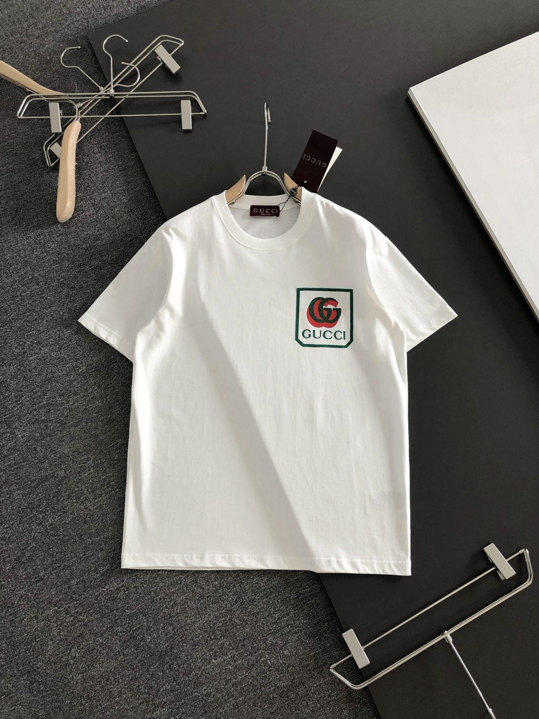 NO:877840,GUC 2026SS early spring new style round neck T-shirt with front and rear embroidery, custom-woven and dyed pure cotton 280g heavy-washed fabric, fine workmanship. Same style for men and women, loose off-shoulder version, fashionable. Sizes M-XXL, gucci, tees, t-shirt,19860909GUC 2026SS早春新款前后幅刺绣圆领T恤,定织定染纯棉280克重洗水面料,做工精细.男女同款宽松落肩版型,时尚大气.尺码M-XXL,,gucci,tees，t-shirt,,Men's clothing
