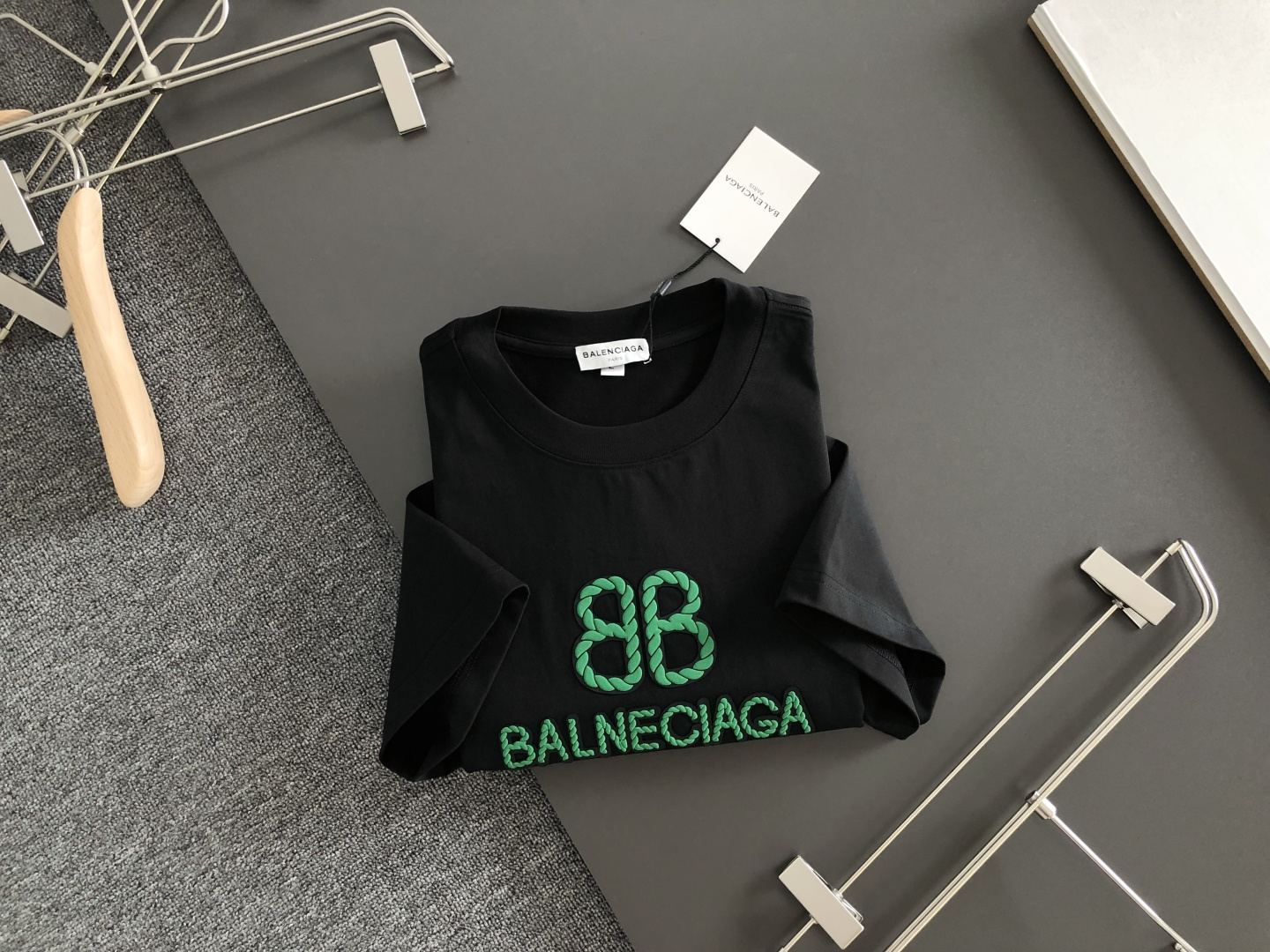 BAL SS春夏最新款圆领时尚短袖T恤，官网同步，双股280克重纯棉面料！贴肤舒适，耐看又好穿，经典简约logo设计，原