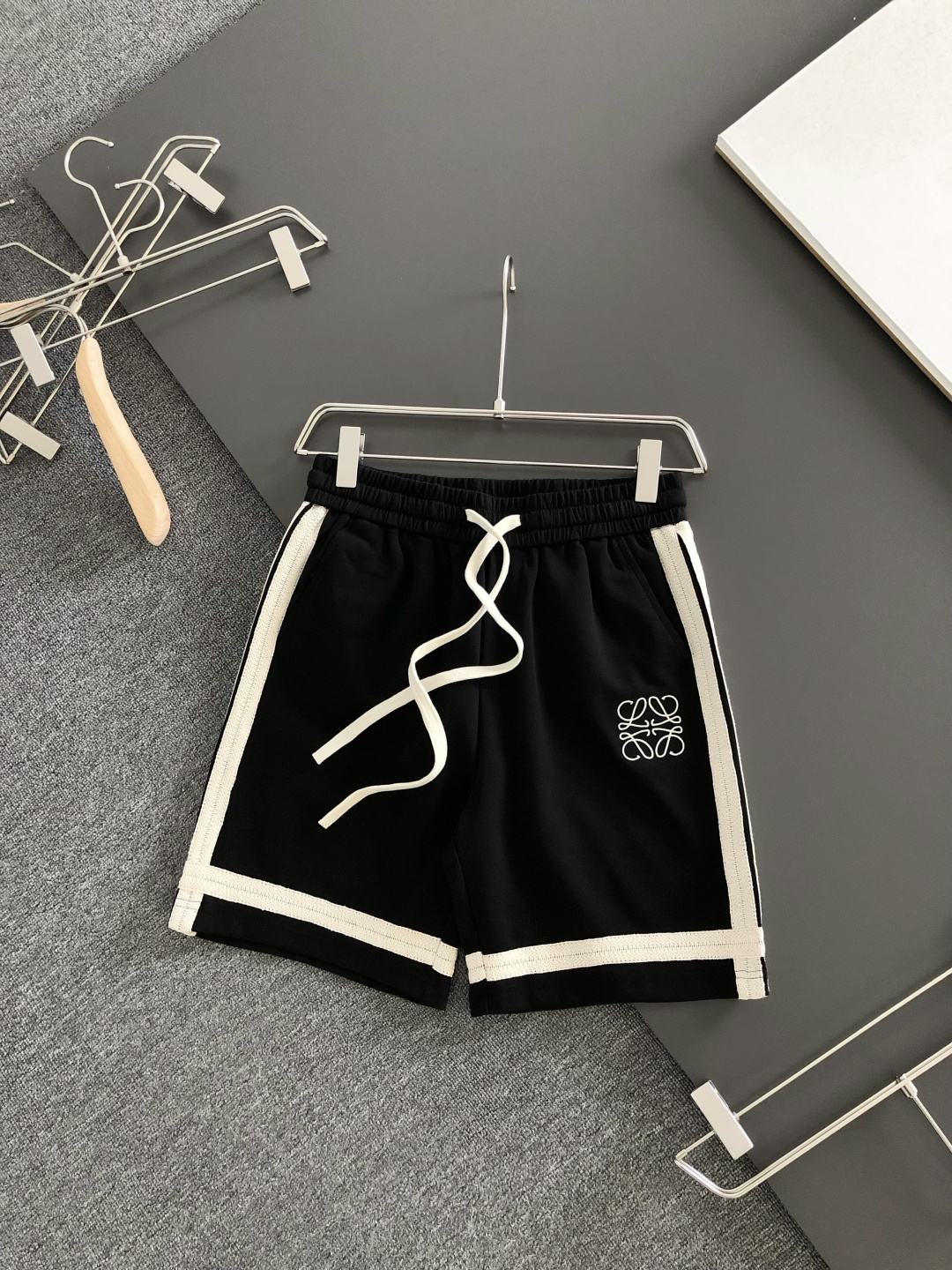 NO:935962,LOW 26SS new summer shorts, made of high-elastic pure cotton fabric, super skin-friendly and comfortable, embellished with classic logos, and hardware details are in place!  The upper body effect is super handsome and versatile!  Code number M-XXXL,,shorts,19860909LOW 26SS夏季新款短裤,采用高弹纯棉面料,超级亲肤舒适,经典logo标识点缀,五金细节到位！上身效果超级帅气百搭！码数M-XXXL,,shorts,,Men's clothing