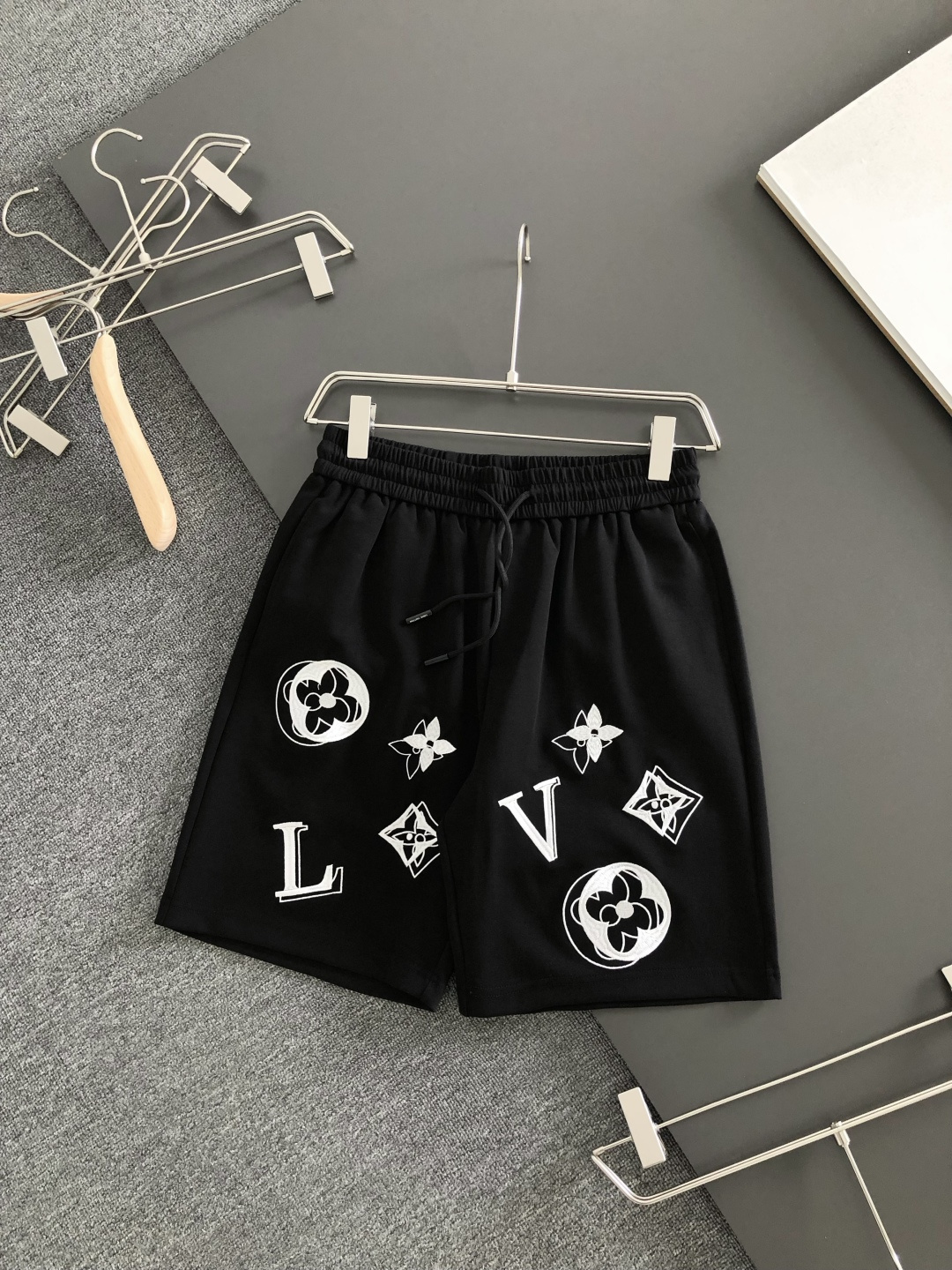 NO:935965,1V 26SS new summer shorts, made of high-elastic cotton fabric, super skin-friendly and comfortable, embellished with classic logos, and hardware details are in place!  The upper body effect is super handsome and versatile!  Code number M-XXXL,,shorts,198609091V 26SS夏季新款短裤,采用高弹纯棉面料,超级亲肤舒适,经典logo标识点缀,五金细节到位！上身效果超级帅气百搭！码数M-XXXL,,shorts,,Men's clothing