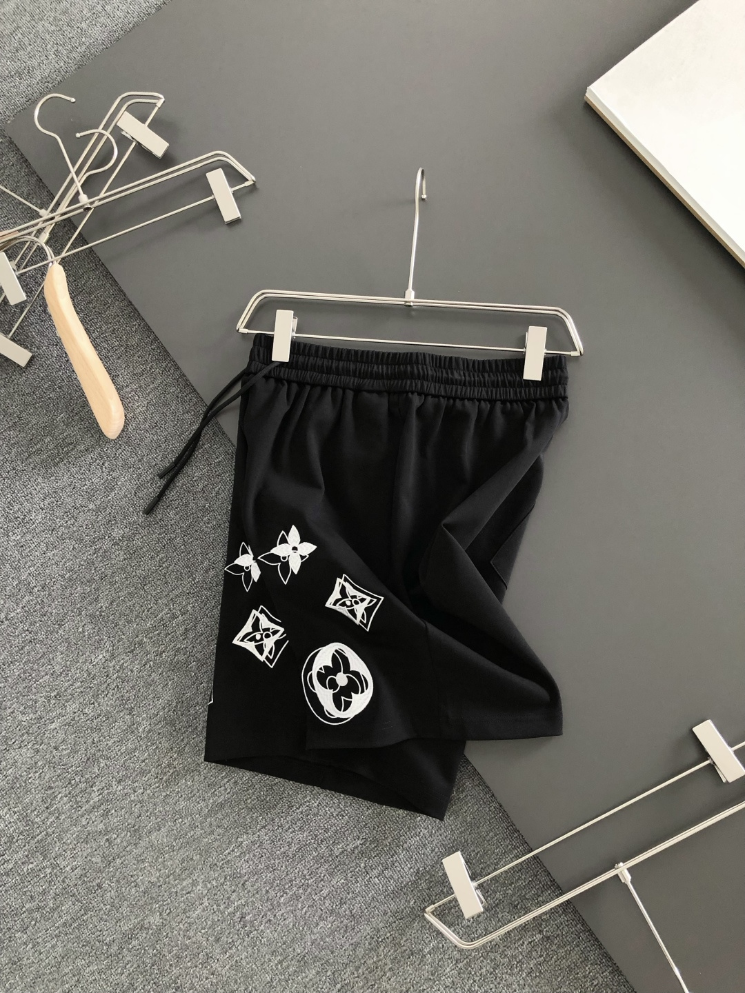 1V 26SS夏季新款短裤，采用高弹纯棉面料，超级亲肤舒适，经典logo标识点缀，五金细节到位！上身效果超级帅气百搭！码
