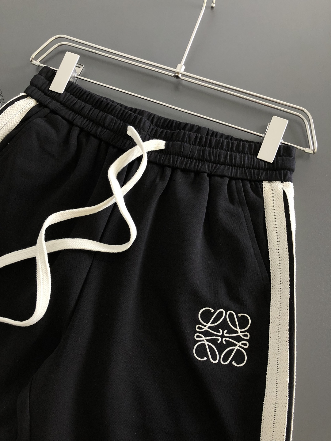 LOW 26SS夏季新款短裤，采用高弹纯棉面料，超级亲肤舒适，经典logo标识点缀，五金细节到位！上身效果超级帅气百搭！