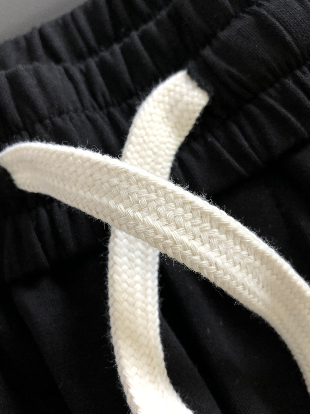 LOW 26SS夏季新款短裤，采用高弹纯棉面料，超级亲肤舒适，经典logo标识点缀，五金细节到位！上身效果超级帅气百搭！