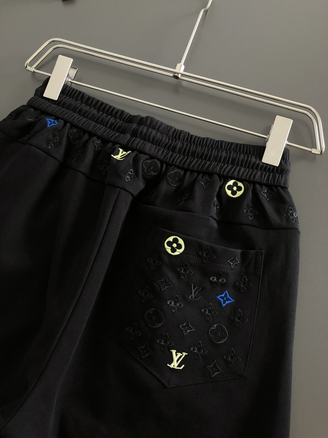 1V 26SS夏季新款短裤，采用高弹纯棉面料，超级亲肤舒适，经典logo标识点缀，五金细节到位！上身效果超级帅气百搭！码