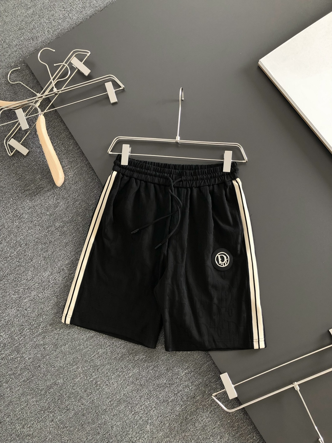 NO:935995,CD 26SS new summer shorts, made of high-elastic cotton fabric, super skin-friendly and comfortable, embellished with classic logos, and hardware details are in place!  The upper body effect is super handsome and versatile!  Code number M-XXXL,,shorts,19860909CD 26SS夏季新款短裤,采用高弹纯棉面料,超级亲肤舒适,经典logo标识点缀,五金细节到位！上身效果超级帅气百搭！码数M-XXXL,,shorts,,Men's clothing