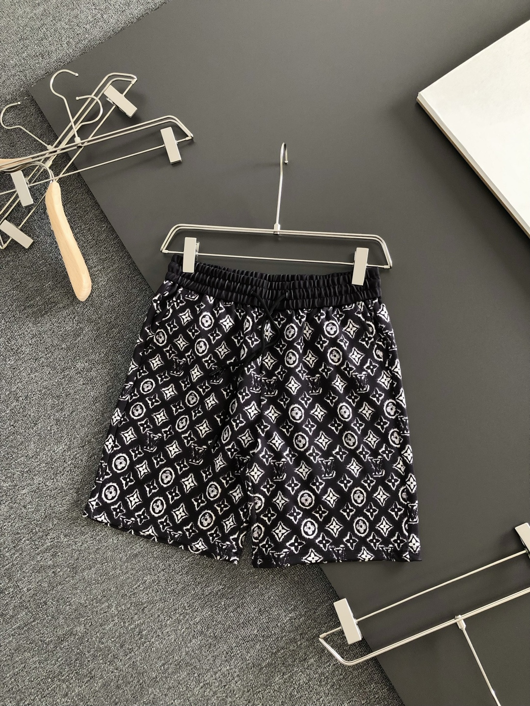 NO:935996,1V 26SS new summer shorts, made of high-elastic cotton fabric, super skin-friendly and comfortable, embellished with classic logos, and hardware details are in place!  The upper body effect is super handsome and versatile!  Code number M-XXXL,,shorts,198609091V 26SS夏季新款短裤,采用高弹纯棉面料,超级亲肤舒适,经典logo标识点缀,五金细节到位！上身效果超级帅气百搭！码数M-XXXL,,shorts,,Men's clothing
