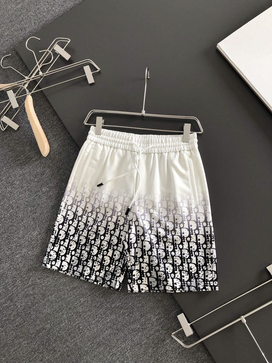 NO:935997,CD 26SS new summer shorts, made of high-elastic cotton fabric, super skin-friendly and comfortable, embellished with classic logos, and hardware details are in place!  The upper body effect is super handsome and versatile!  Code number M-XXXL,,shorts,19860909CD 26SS夏季新款短裤,采用高弹纯棉面料,超级亲肤舒适,经典logo标识点缀,五金细节到位！上身效果超级帅气百搭！码数M-XXXL,,shorts,,Men's clothing