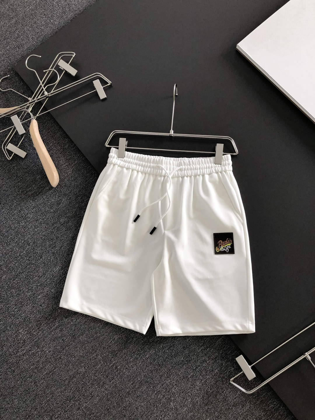 NO:935998,LOW 26SS new summer shorts, made of high-elastic pure cotton fabric, super skin-friendly and comfortable, embellished with classic logos, and hardware details are in place!  The upper body effect is super handsome and versatile!  Code number M-XXXL,,shorts,19860909LOW 26SS夏季新款短裤,采用高弹纯棉面料,超级亲肤舒适,经典logo标识点缀,五金细节到位！上身效果超级帅气百搭！码数M-XXXL,,shorts,,Men's clothing